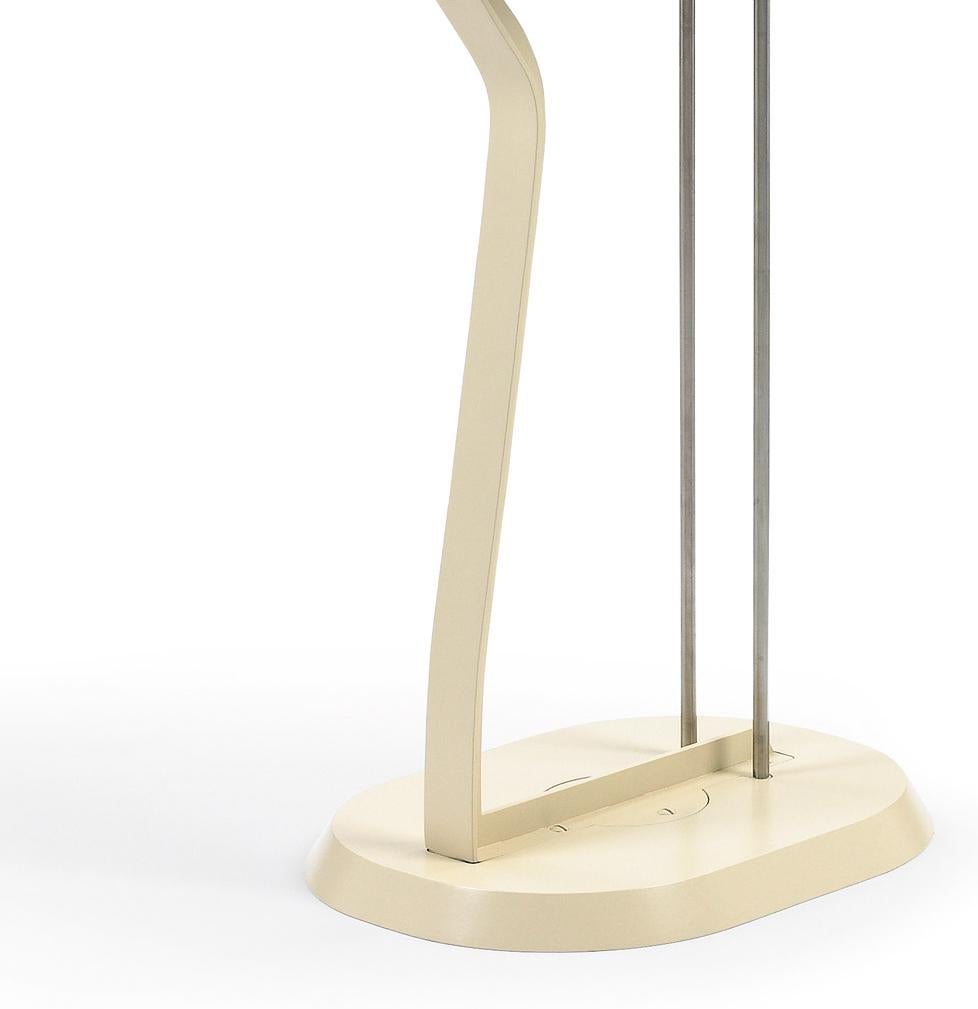 https://a.1stdibscdn.com/classicon-bar-stool-no-2-in-black-leather-by-eileen-gray-for-sale-picture-3/12330573/f_138495611551424267634/bar_stool_no2_weiss_leather_black_40_detail_master.jpg