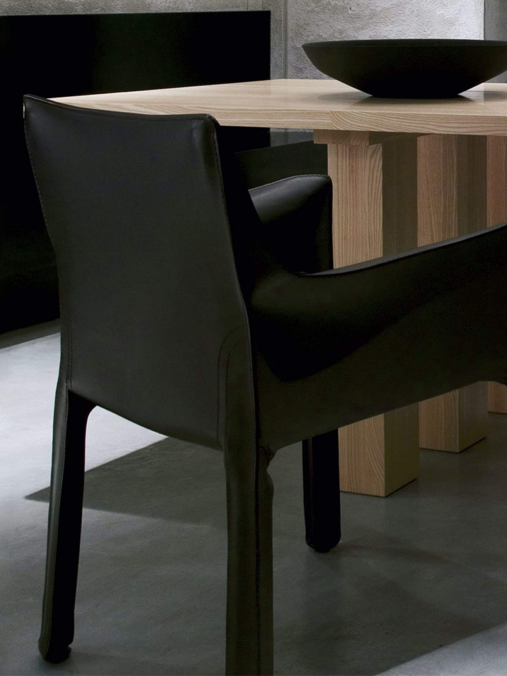 https://a.1stdibscdn.com/bellini-413-cab-chair-in-leather-by-cassina-for-sale-picture-5/f_9409/f_443690621743709839225/bellini_413_cab_chair_in_leather_by_cassina_monc_xiii_5_30103852744934_1__master.jpg