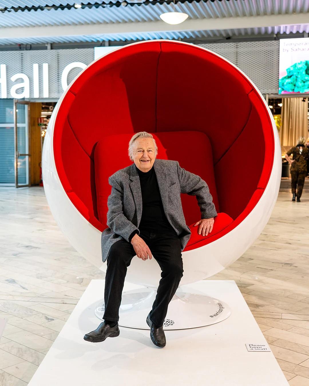 https://a.1stdibscdn.com/iconic-eero-aarnio-giant-ball-chair-for-sale-picture-2/f_44652/f_394168721713978337756/big_ball_giant2_master.jpeg