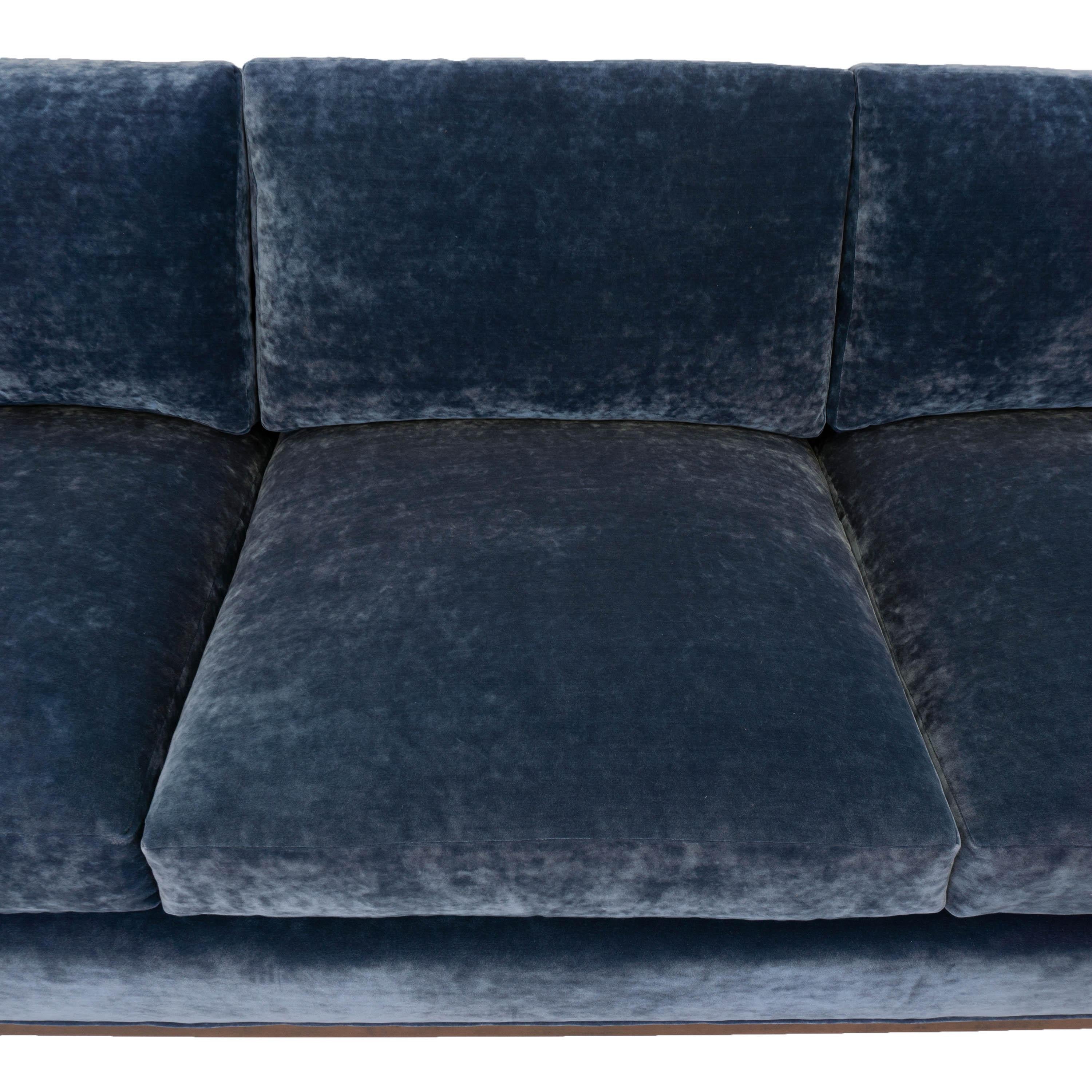 https://a.1stdibscdn.com/mid-century-modern-sofa-in-blue-velvet-for-sale-picture-20/f_21233/f_140259021552671820491/bluevelvetsofa_detail12_master.jpg