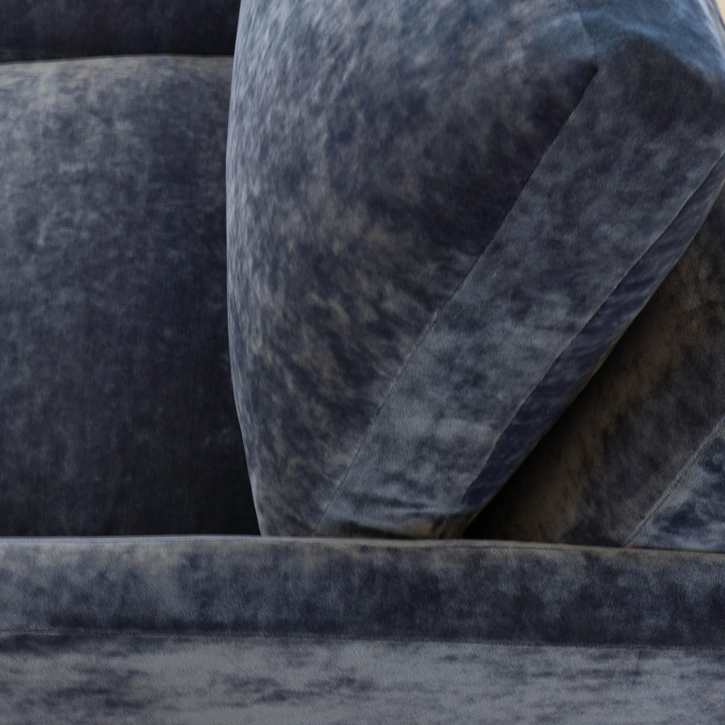 https://a.1stdibscdn.com/mid-century-modern-sofa-in-blue-velvet-for-sale-picture-12/f_21233/f_140259021552671796335/bluevelvetsofa_detail3_master.jpg