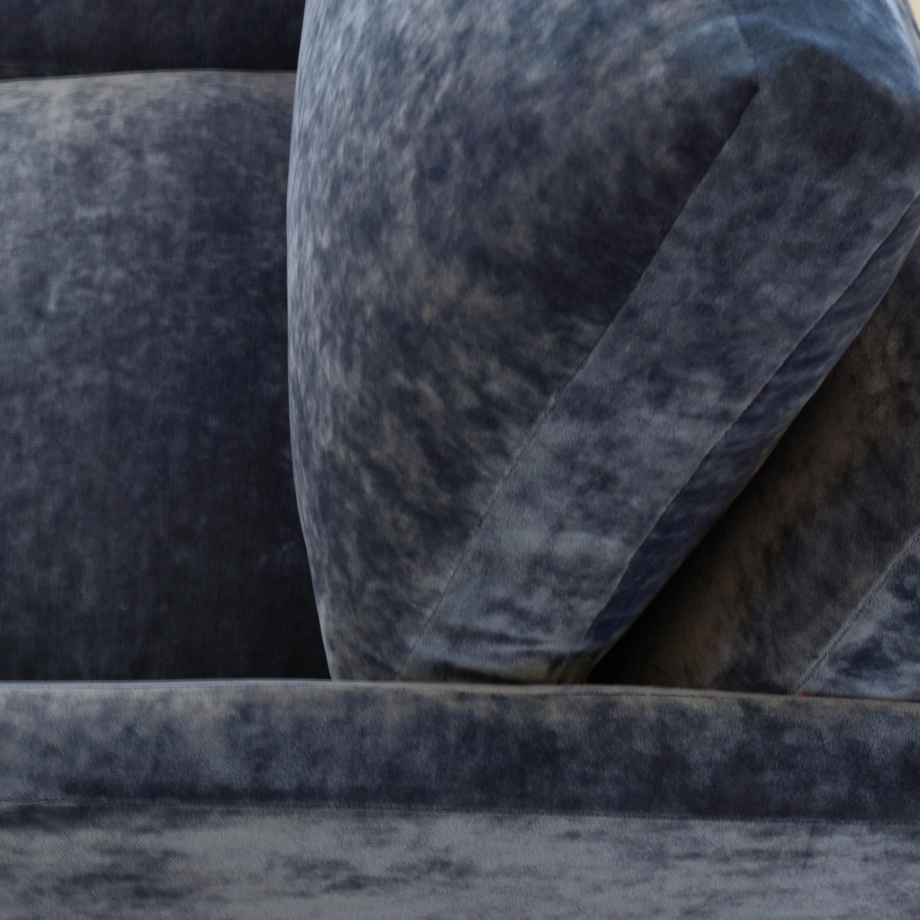 https://a.1stdibscdn.com/mid-century-modern-sofa-in-blue-velvet-for-sale-picture-12/f_21233/f_140259021552671796335/bluevelvetsofa_detail3_master.jpg