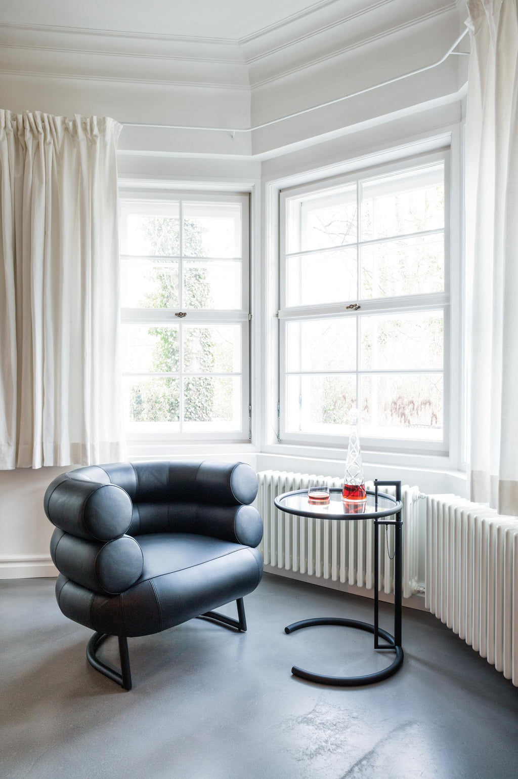 https://a.1stdibscdn.com/classicon-bibendum-armchair-in-black-leather-with-chrome-frame-by-eileen-gray-for-sale-picture-14/12330573/f_138493511551421989448/breidt_bibendum_e1027_black_version_2__master.jpg