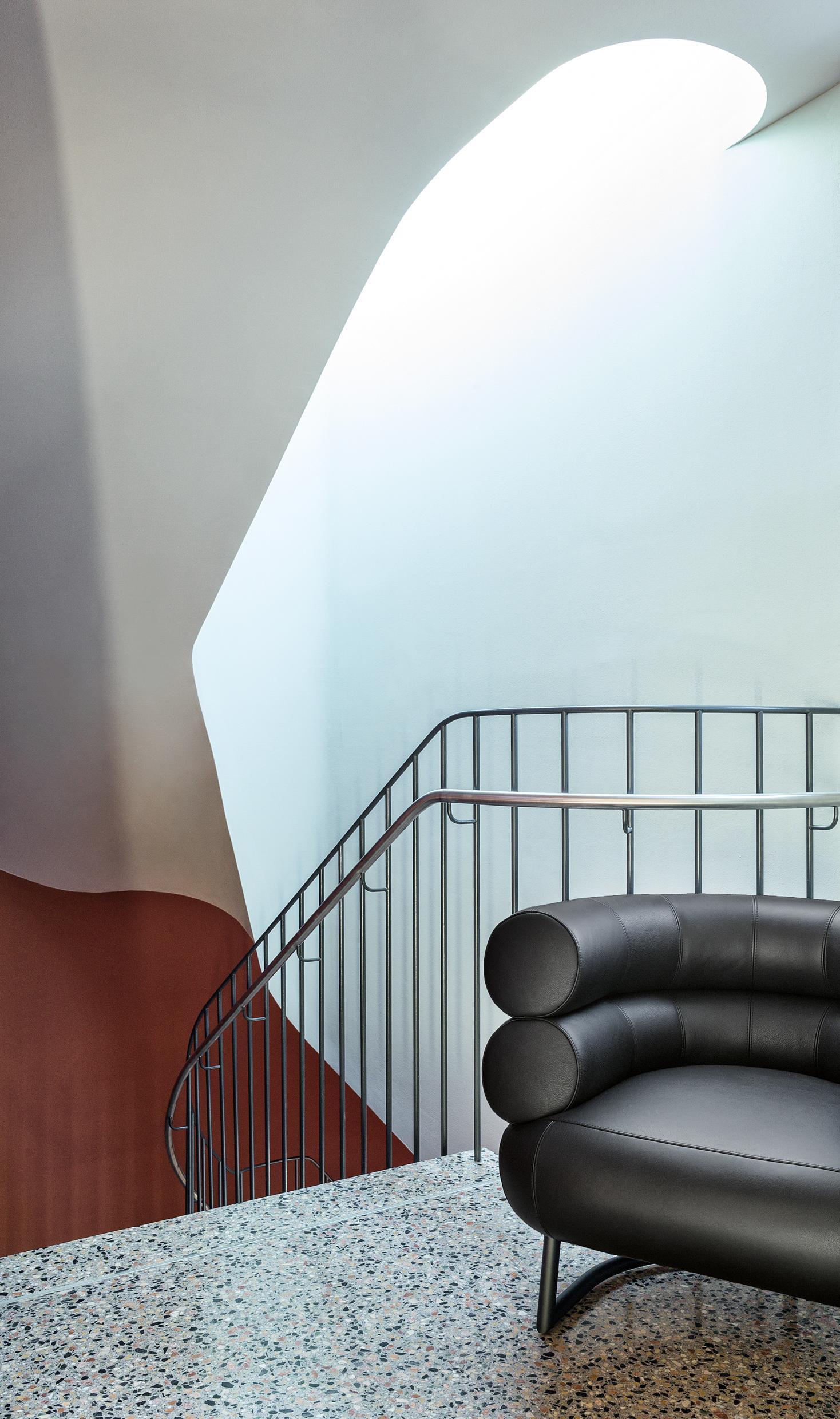 https://a.1stdibscdn.com/classicon-bibendum-armchair-in-black-leather-with-black-base-by-eileen-gray-for-sale-picture-5/12330573/f_138493011551421472611/breidt_bibendum_master.jpg