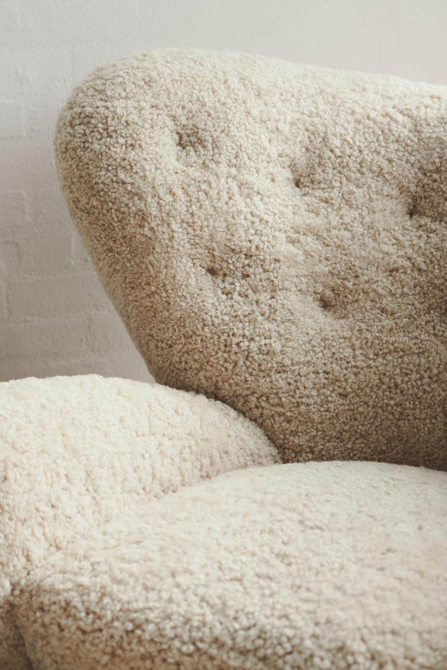 https://a.1stdibscdn.com/set-of-2-honey-sheepskin-the-tired-man-lounge-chair-by-lassen-for-sale-picture-3/f_12192/f_329313921677160008416/bylassen_ss2021_thetiredman_closeup_master.jpg