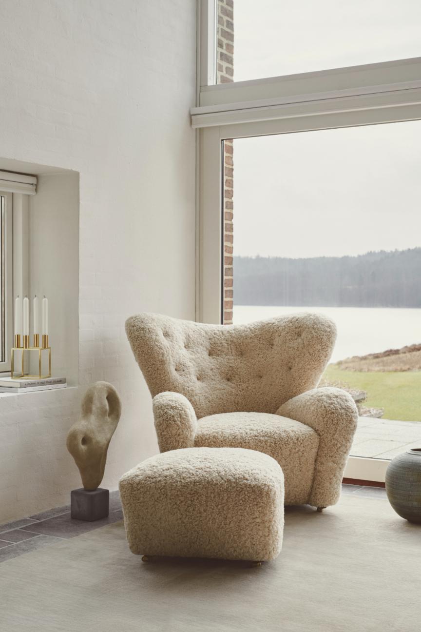 https://a.1stdibscdn.com/set-of-2-honey-sheepskin-the-tired-man-lounge-chair-by-lassen-for-sale-picture-4/f_12192/f_329313921677160009289/bylassen_ss2021_thetiredman_moonlight_master.jpg
