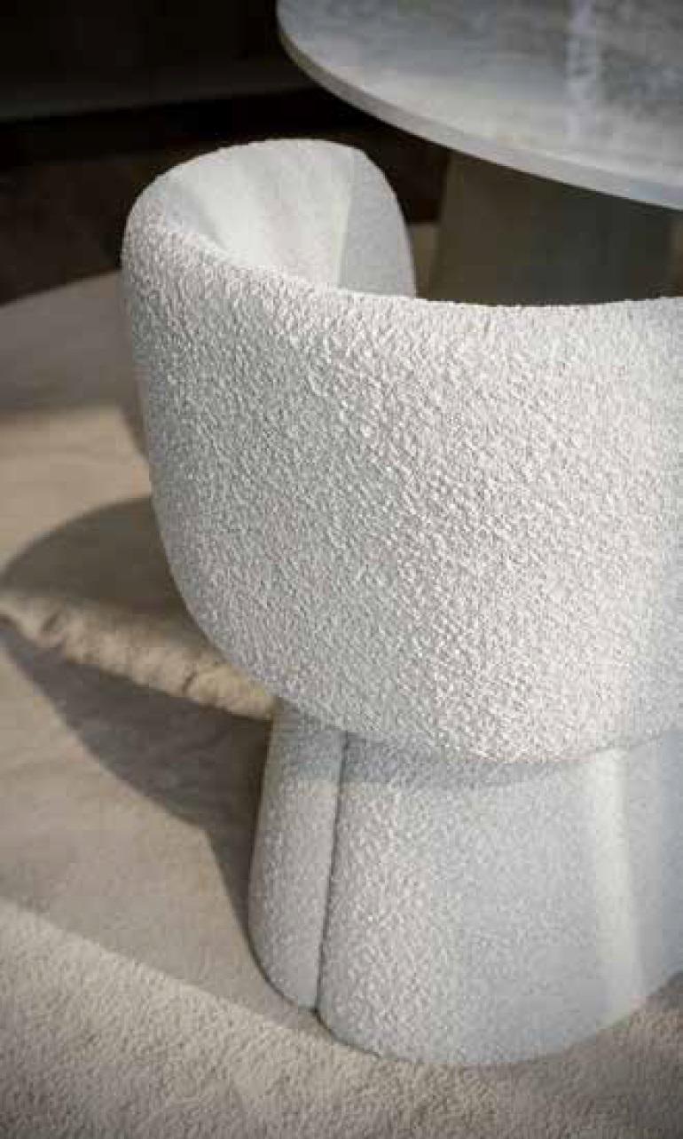 https://a.1stdibscdn.com/sculptural-leather-dining-chair-with-pedestal-base-for-sale-picture-4/f_27693/f_458924921752602441509/cadeira_senza_ambiente_2_master.jpg