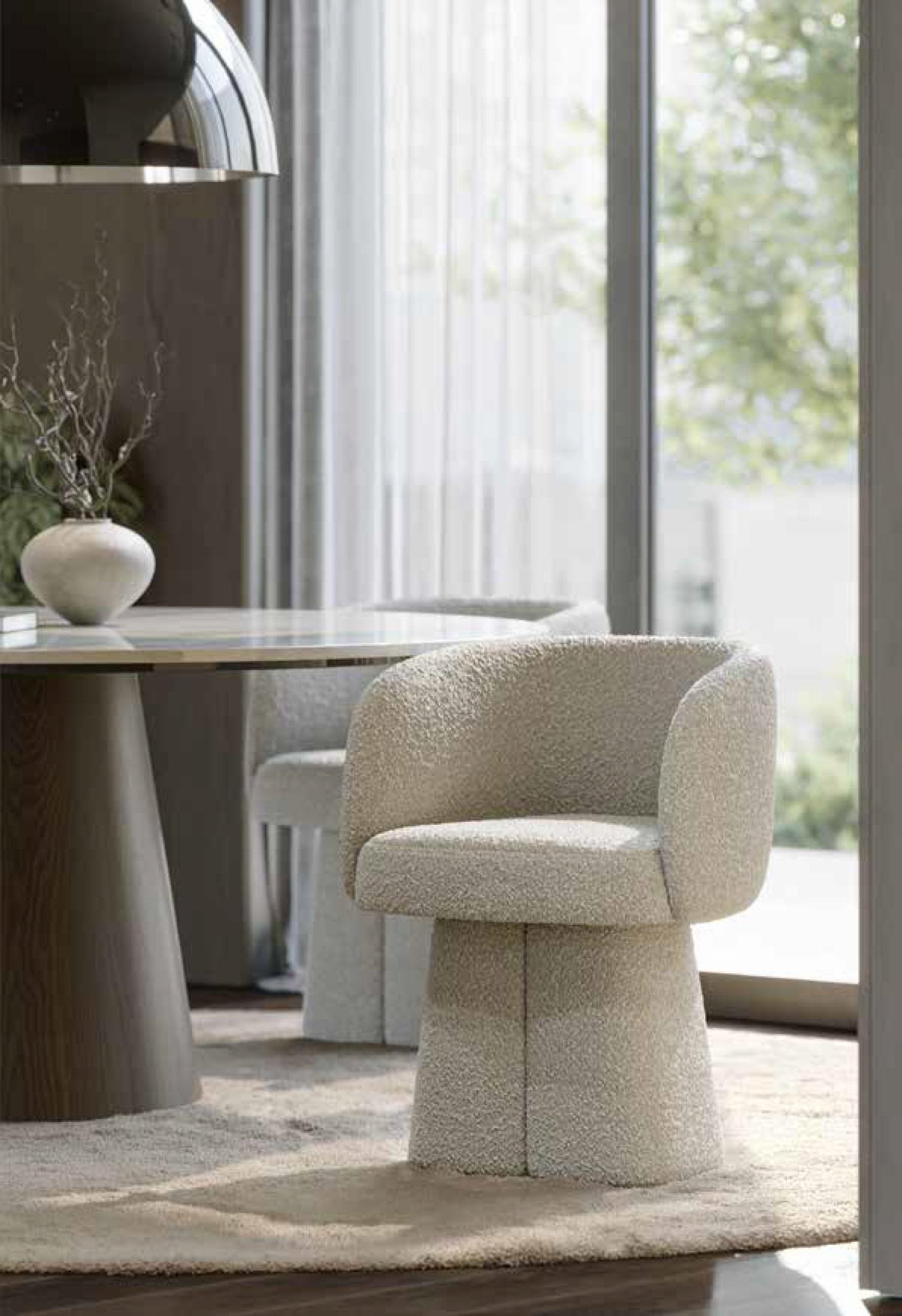 https://a.1stdibscdn.com/sculptural-boucle-dining-chair-with-pedestal-base-set-of-six-chairs-taupe-boucle-for-sale-picture-4/f_27693/f_439016921741135051753/cadeira_senza_ambiente_2_master.jpg