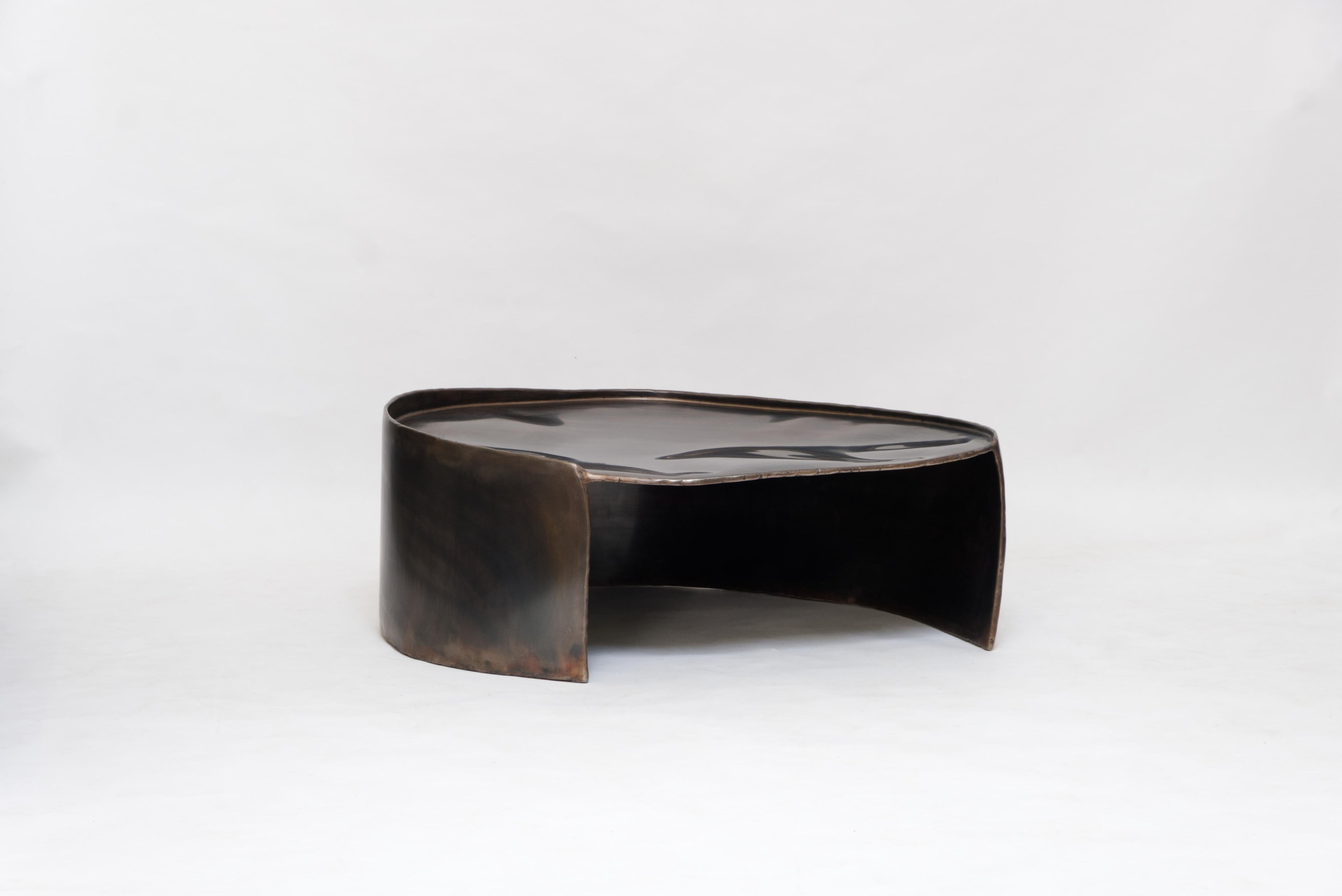 https://a.1stdibscdn.com/contemporary-patinated-brass-calle-coffee-table-with-organic-shape-for-sale-picture-2/f_70152/f_423218721731668131318/calle_christianfregnan_cfstudio_001_master.jpg