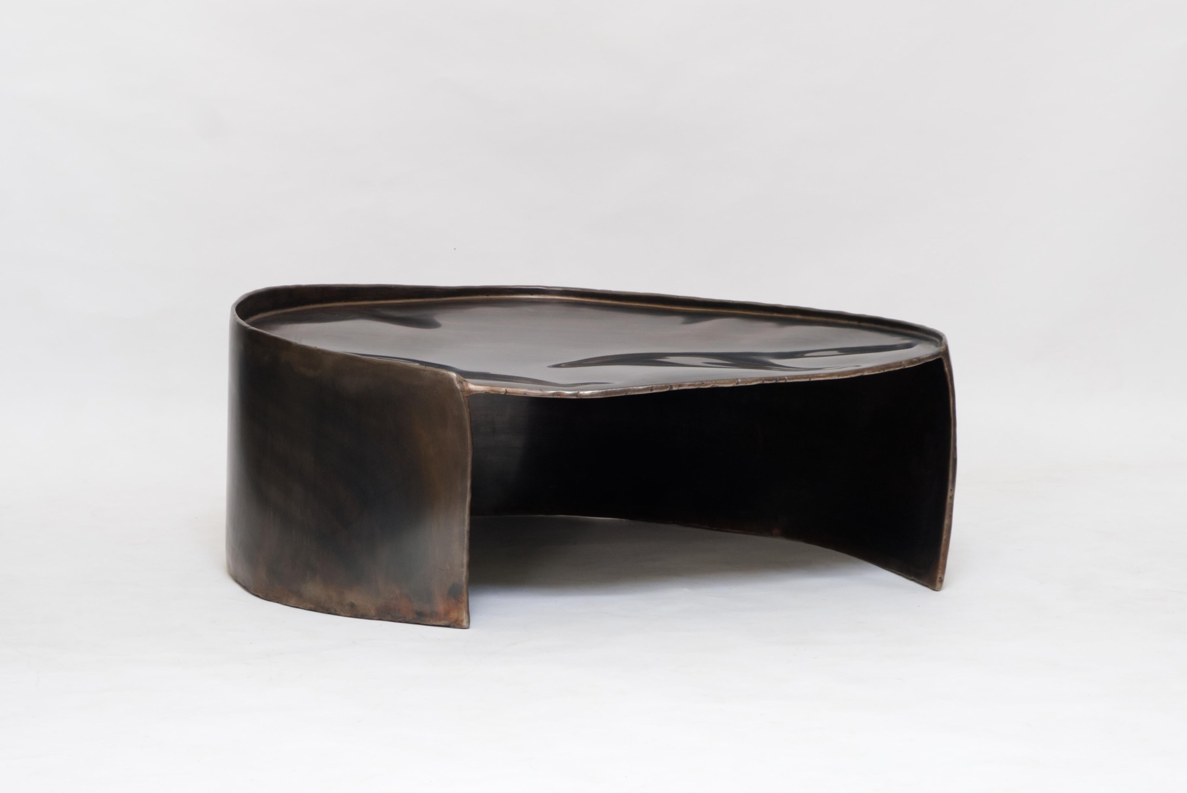 https://a.1stdibscdn.com/contemporary-patinated-brass-calle-coffee-table-with-organic-shape-for-sale-picture-3/f_70152/f_423218721731668131570/calle_christianfregnan_cfstudio_002_master.jpg