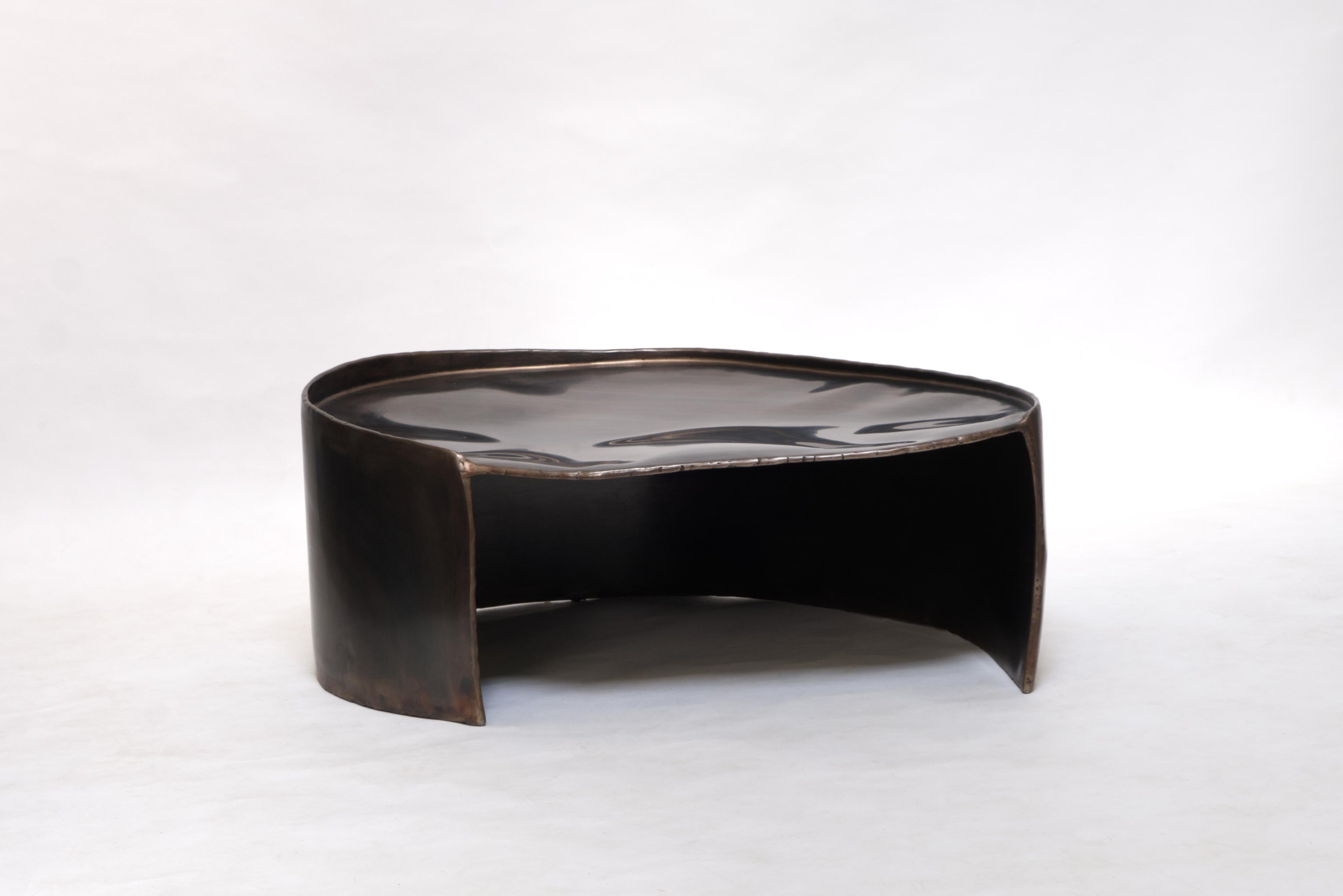 https://a.1stdibscdn.com/contemporary-patinated-brass-calle-coffee-table-with-organic-shape-for-sale-picture-4/f_70152/f_423218721731668131540/calle_christianfregnan_cfstudio_003_master.jpg