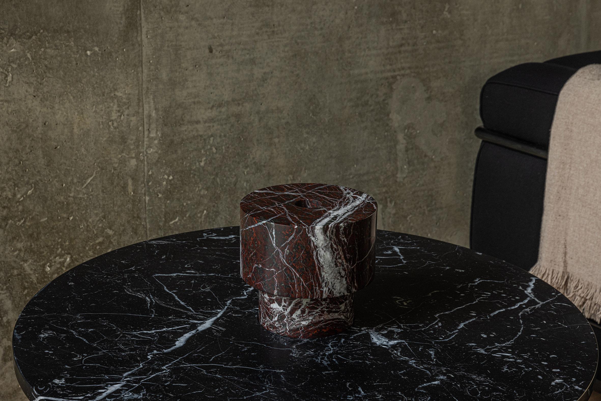 https://a.1stdibscdn.com/new-modern-candleholder-in-black-marble-creator-karen-chekerdjian-for-sale-picture-6/f_28003/f_175520011743539406200/candelarossa_copy_master.jpg