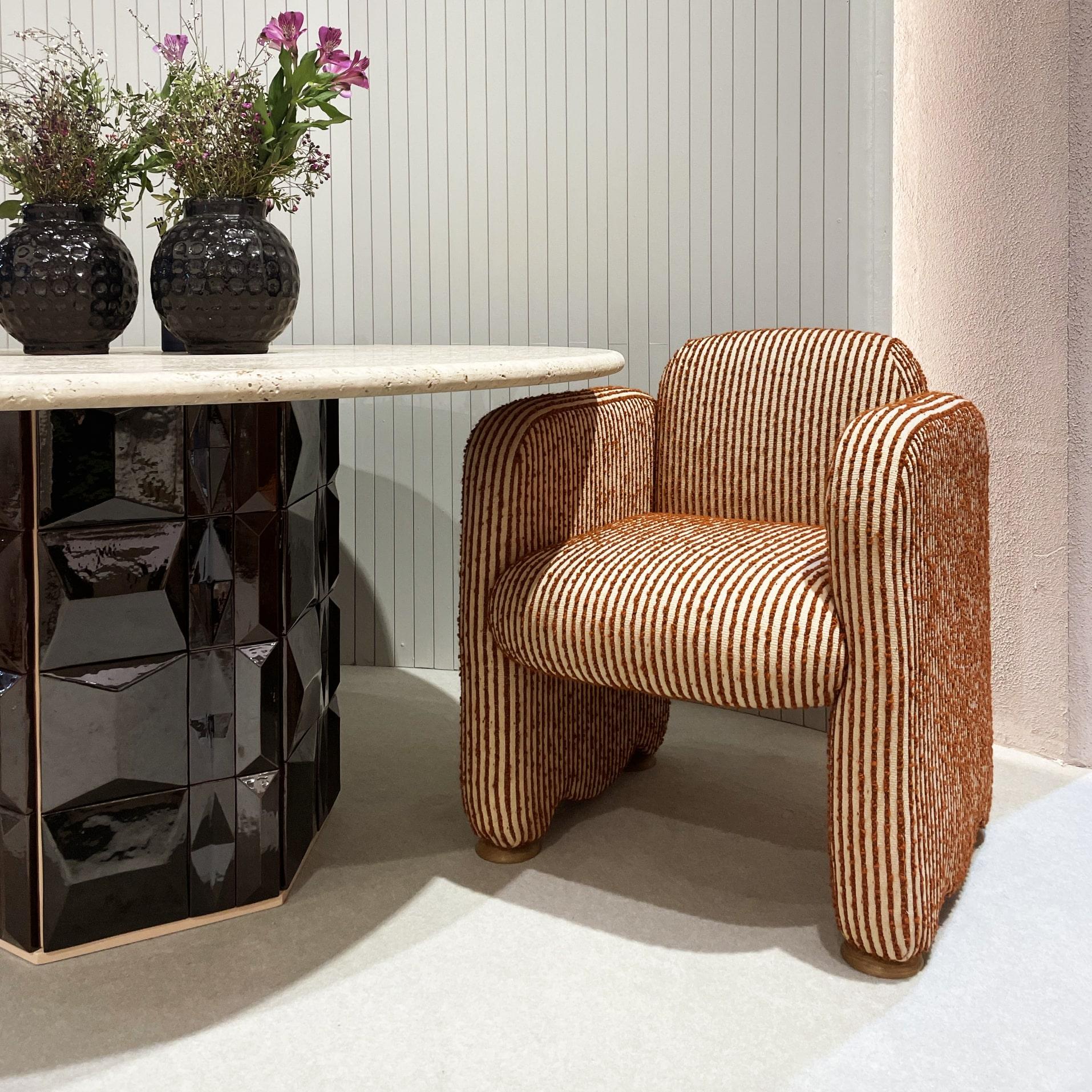 https://a.1stdibscdn.com/dooq-new-organic-modernist-cindy-red-and-white-chair-with-arms-for-sale-picture-7/f_54242/f_438462621740756555415/captura_de_ecra_2025_01_30_as_180859_master.jpg