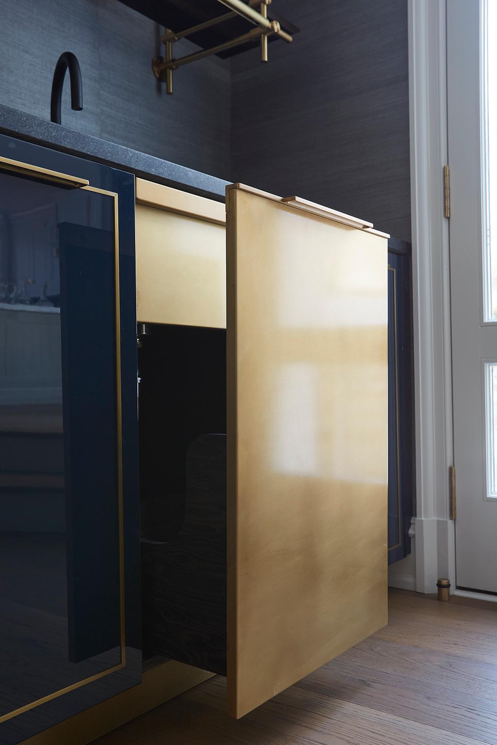 https://a.1stdibscdn.com/amuneals-gloss-lacquer-bar-with-integral-brass-sink-for-sale-picture-3/f_28333/f_128684721543593469548/chestnuthill_0101_master.jpg