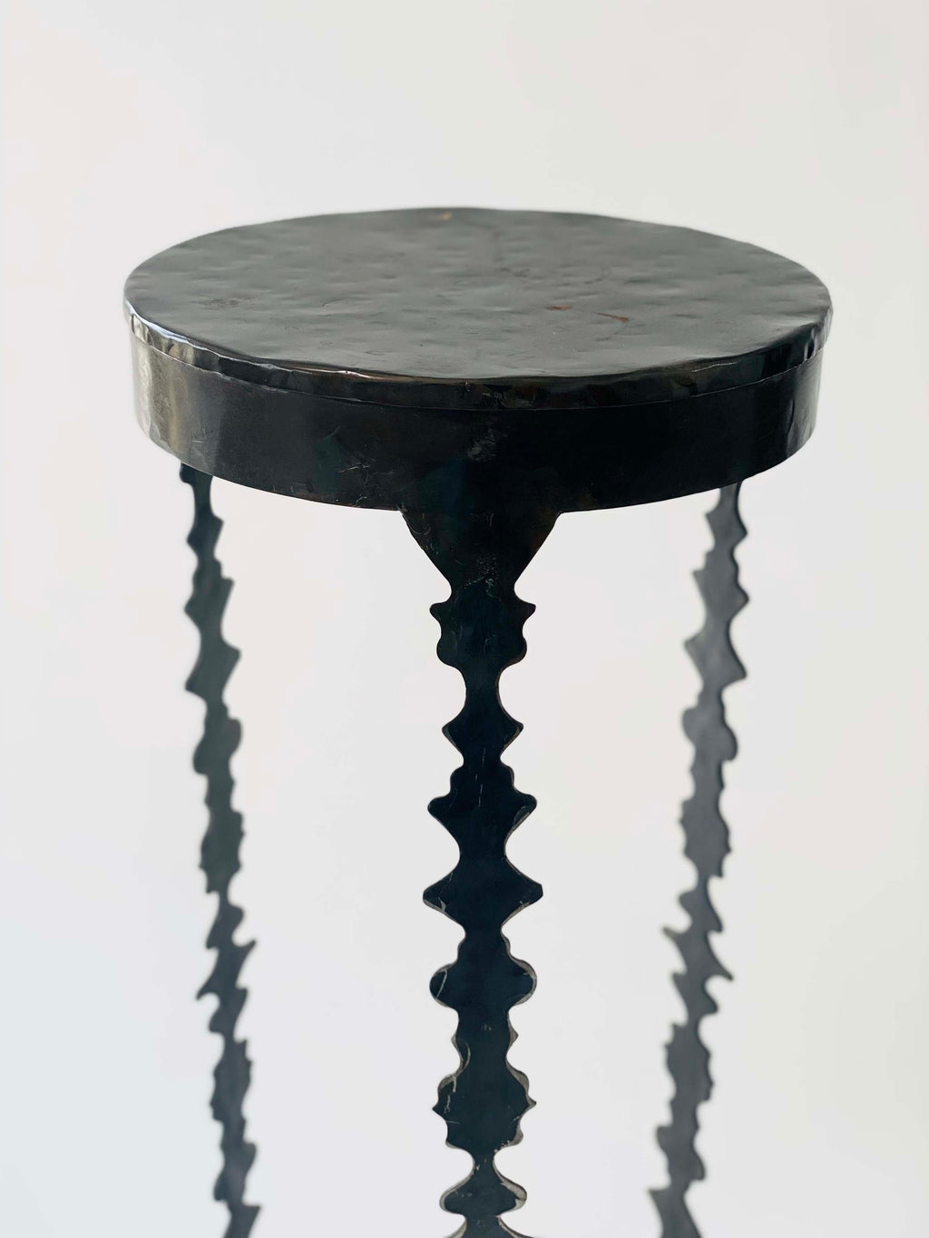 https://a.1stdibscdn.com/rocco-drinks-table-for-sale-picture-3/f_56992/f_302025521661877669095/clairecrowecollection_1stdibs_rocco_drinks_table_2_master.jpg