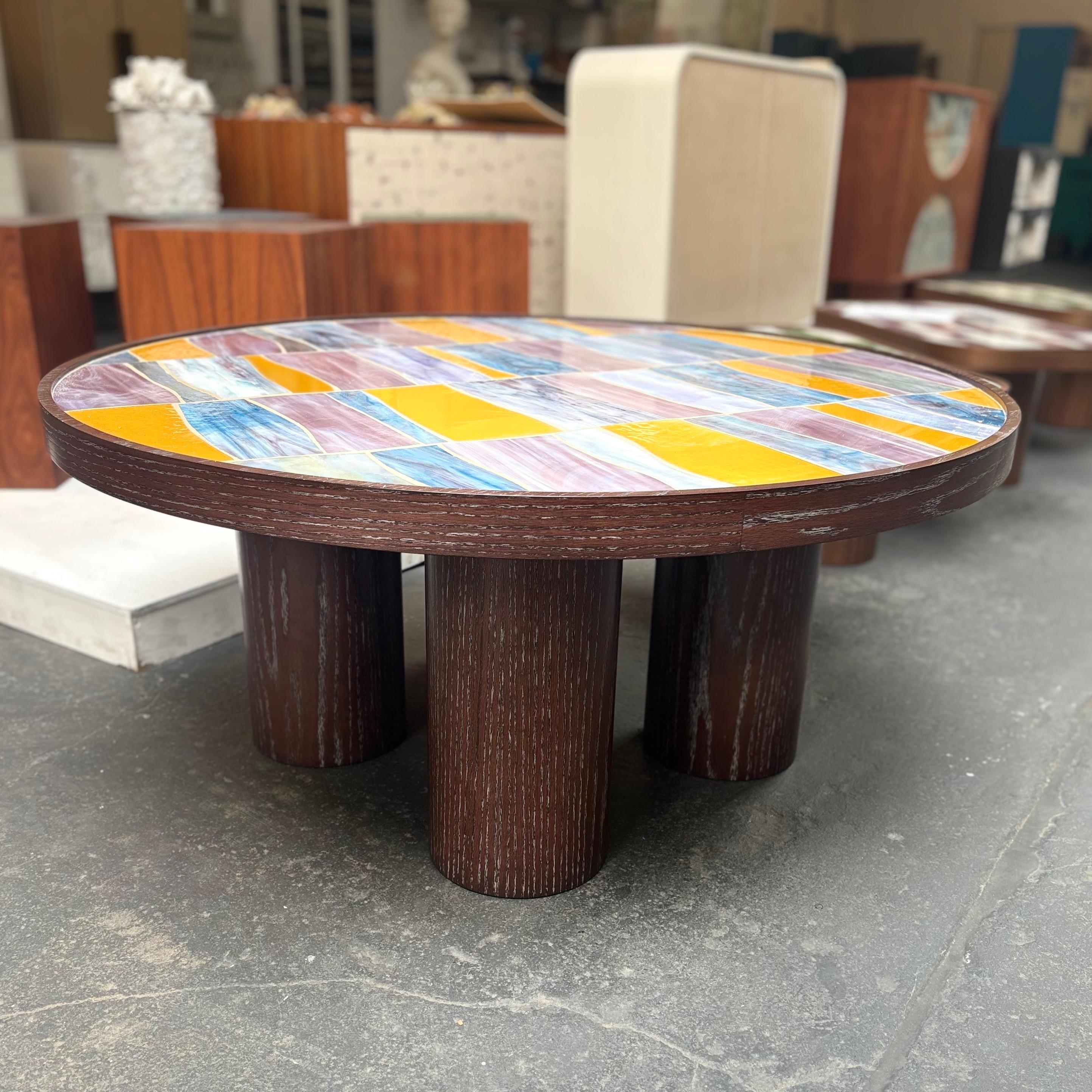 https://a.1stdibscdn.com/modern-round-coffee-table-with-glass-top-and-oak-pedestal-base-by-ercole-home-for-sale-picture-5/f_42371/f_461690921759935249977/colored_palazzo_master.jpg