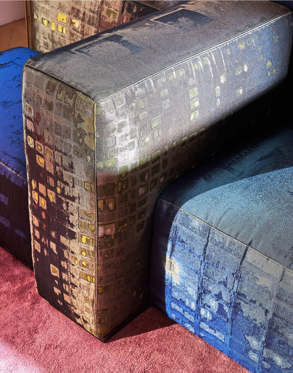 https://a.1stdibscdn.com/limited-edition-notturno-a-new-york-sofa-by-gaetano-pesce-for-sale-picture-8/f_14272/f_402412221718801601485/cq5dam_thumbnail_3200_3200_111_master.jpg