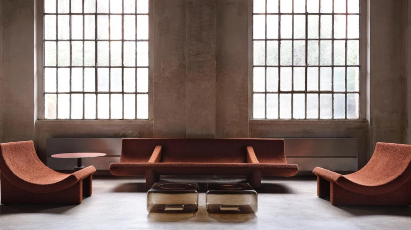 https://a.1stdibscdn.com/acerbis-trench-sofa-by-philippe-malouin-for-sale-picture-11/f_16392/f_452399421748590651766/ctn_la_nuova_collezione_trench_di_acerbis_forme_scultoree_e_comfort_in_equilibrio_perfetto_2_7fcff_2__master.jpg