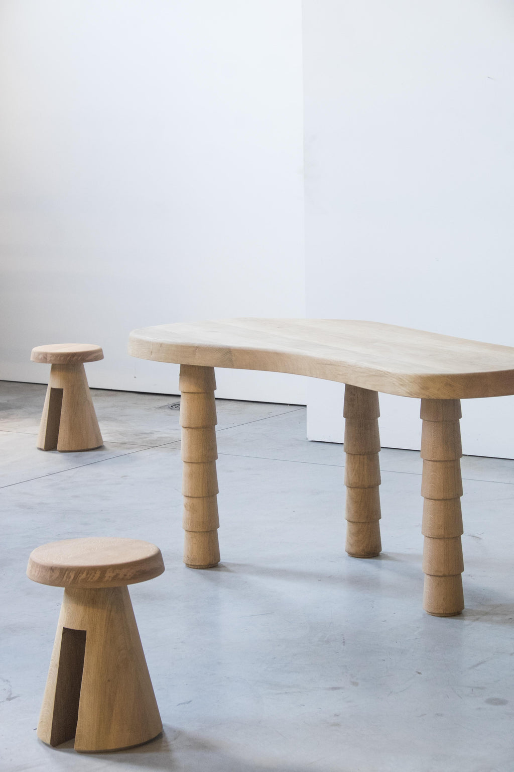 https://a.1stdibscdn.com/data-table-oak-xs-by-atelier-thomas-serruys-for-sale-picture-11/f_12192/f_334046421679403202560/data_table_XS_oak_1_van_1_13_master.jpg