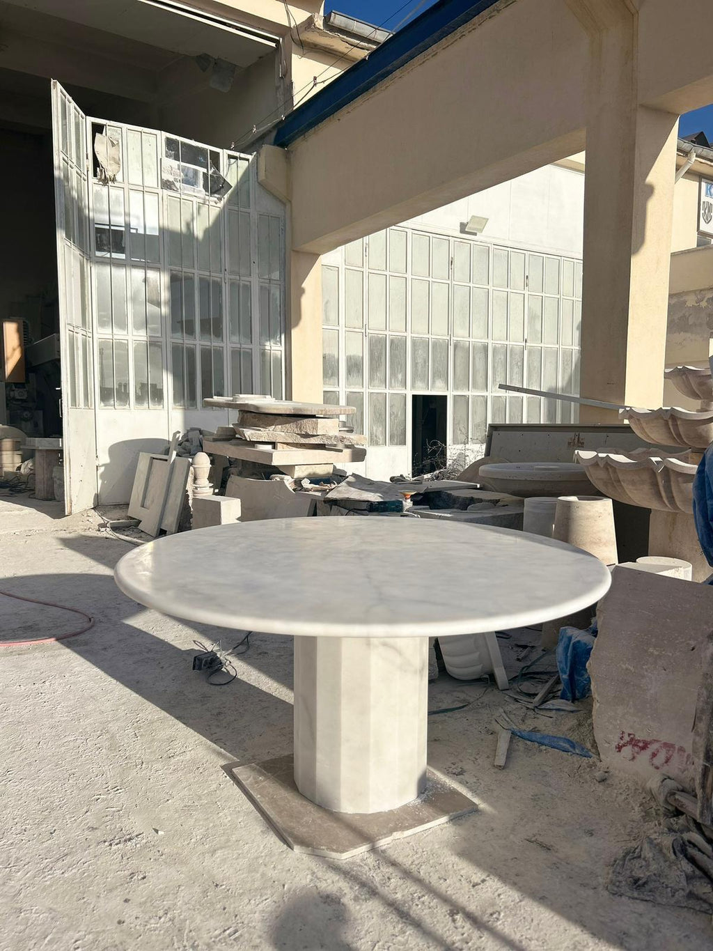 https://a.1stdibscdn.com/white-marble-round-dining-table-with-hexagon-base-for-sale-picture-6/f_80522/f_388914521737458302233/db399a10_10a4_4e6a_a599_0f1029abf12e_master.JPG