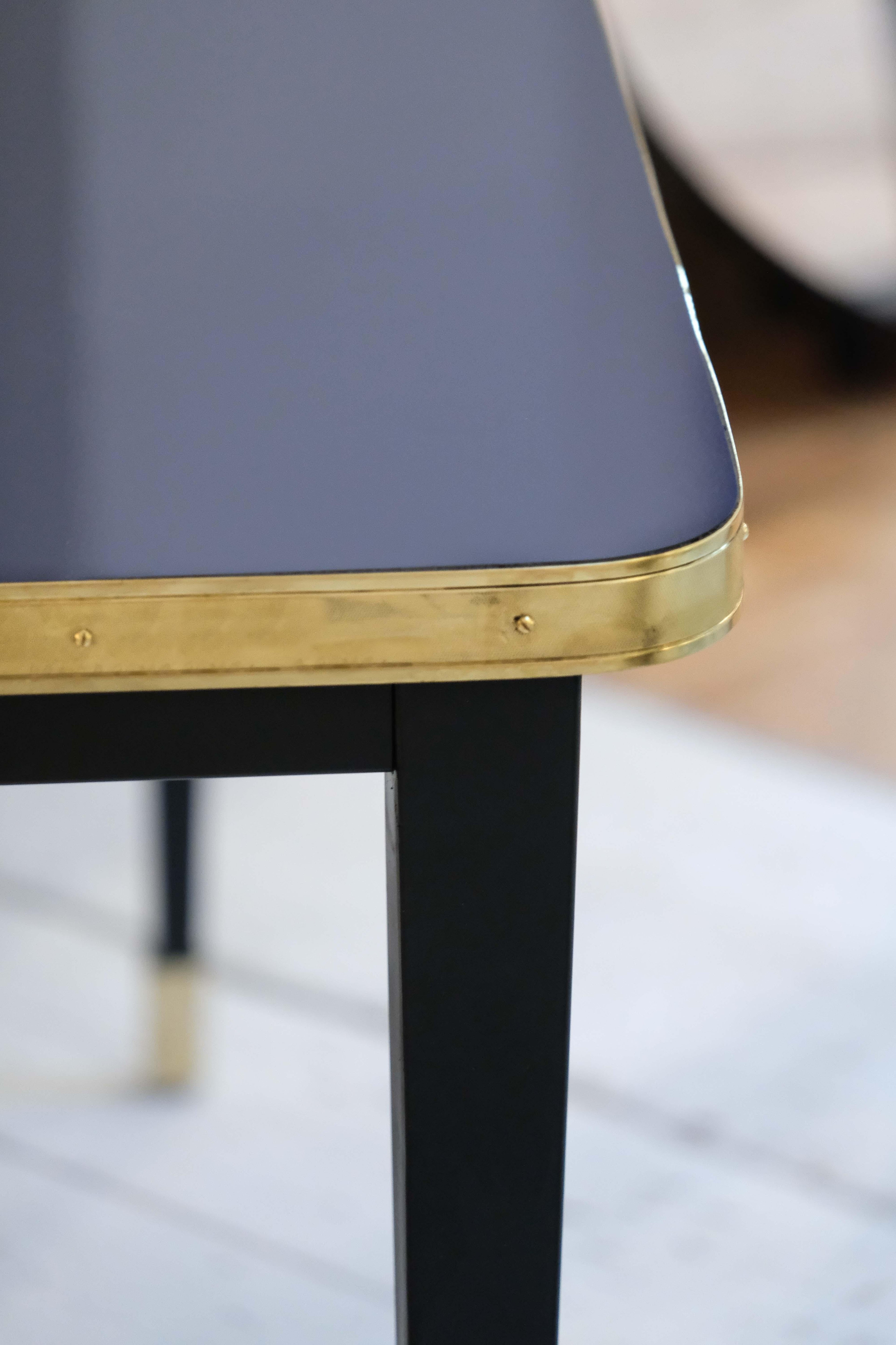 https://a.1stdibscdn.com/squared-table-high-gloss-top-brass-tape-framed-black-conic-legs-brass-end-small-for-sale-picture-5/f_40561/f_338116321681492900229/detalle_julieta_azul__master.jpg