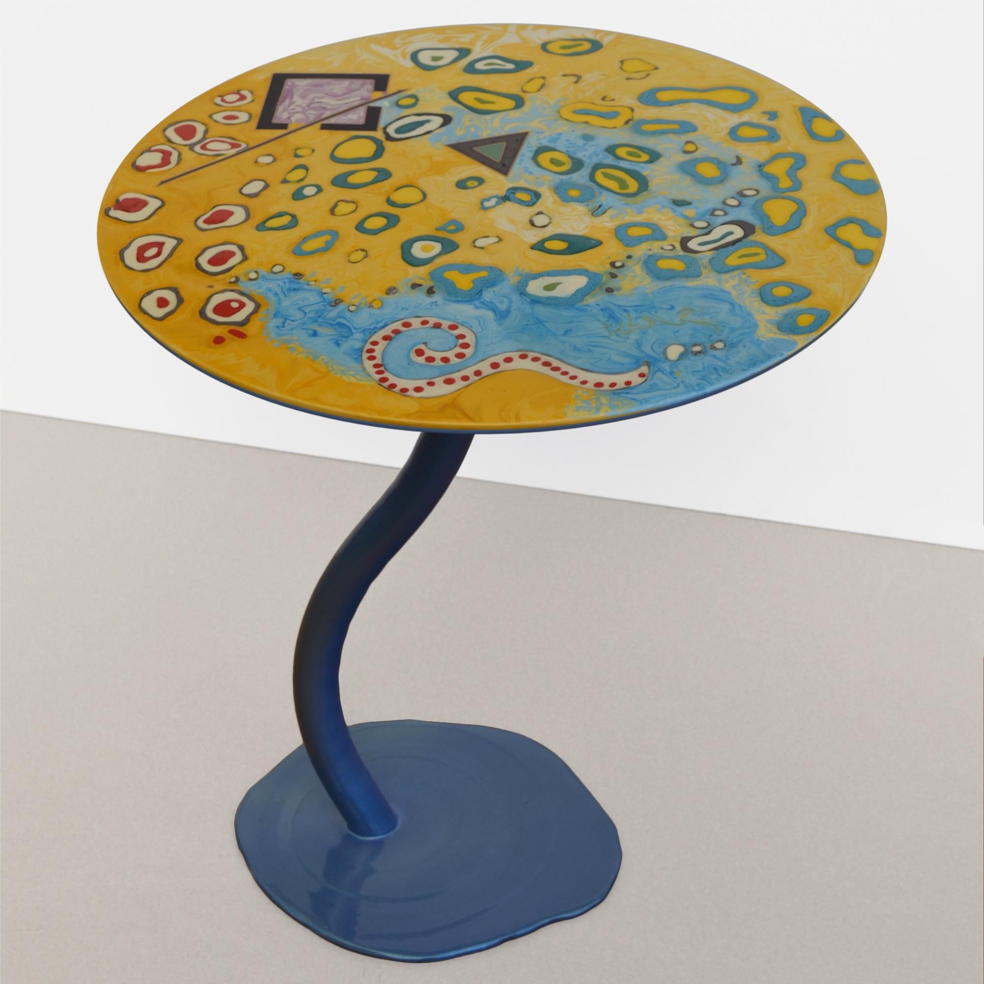 https://a.1stdibscdn.com/tavolino-top-decorato-e-base-ferro-cangiante-fatto-a-mano-in-italia-da-cupioli-for-sale-picture-7/f_39183/f_434500721738591306729/diam_50_azzurro_1_master.jpg