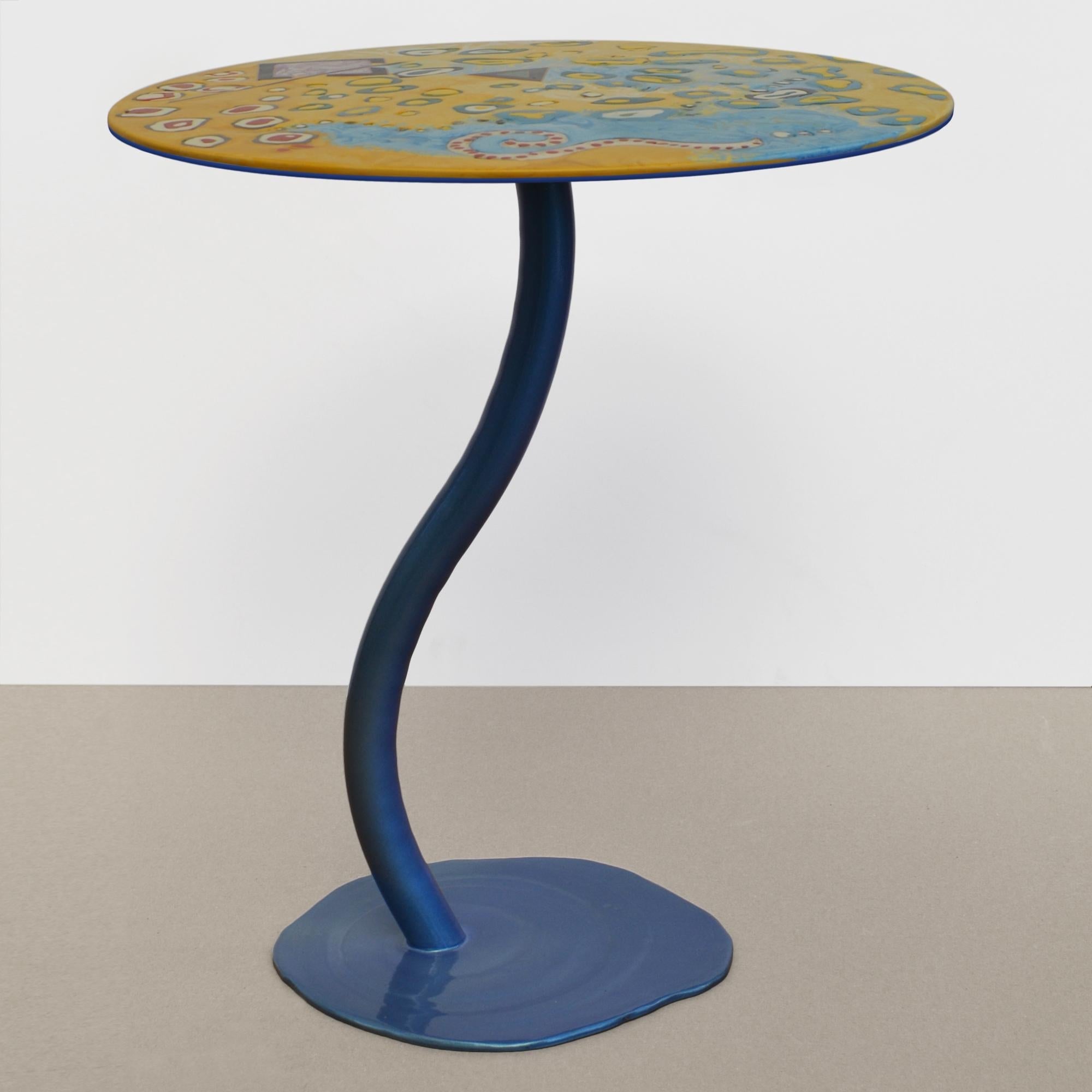 https://a.1stdibscdn.com/tavolino-top-decorato-e-base-ferro-cangiante-fatto-a-mano-in-italia-da-cupioli-for-sale-picture-2/f_39183/f_434500721738591266468/diam_50_azzurro_2_master.jpg