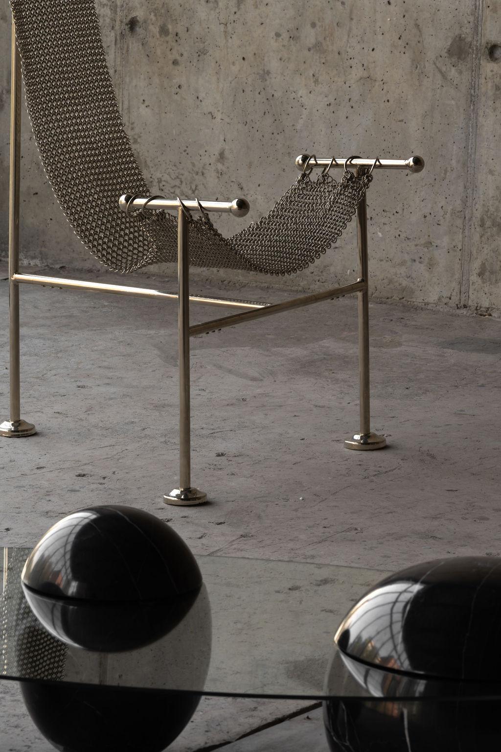 https://a.1stdibscdn.com/chainmail-sculptural-chair-nickel-plated-steel-finish-hand-linked-mesh-for-sale-picture-13/f_69682/f_361508621709698000920/_diegovelasco_47_master.jpg