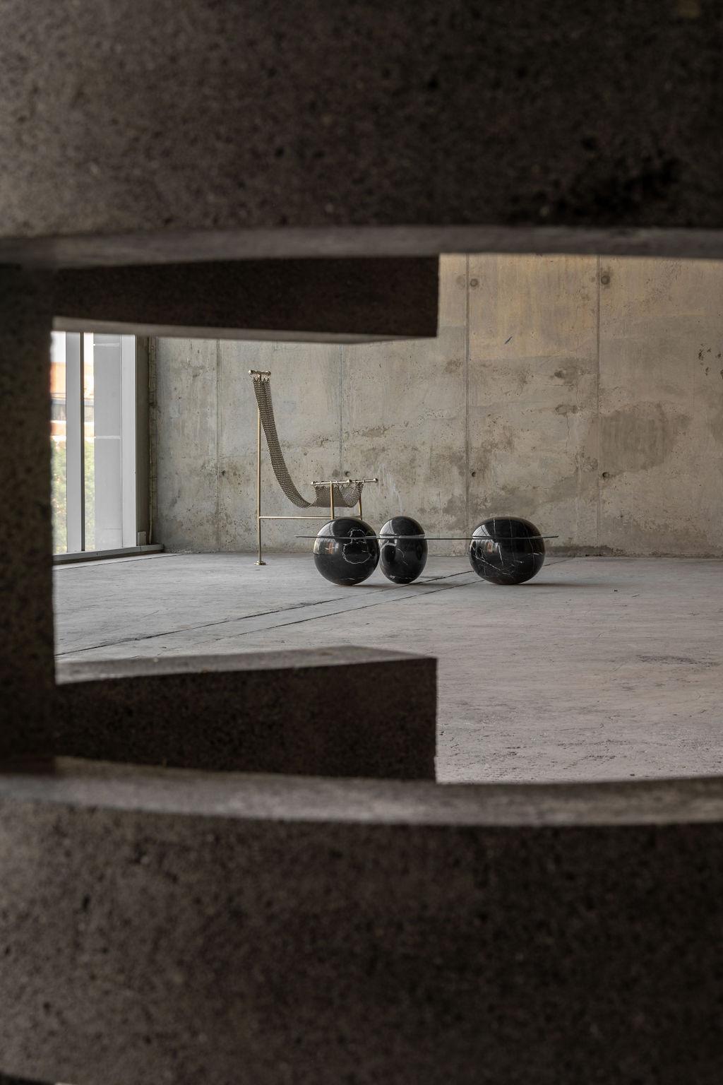 https://a.1stdibscdn.com/ovni-uovo-black-marble-glass-sculptural-coffee-table-for-sale-picture-4/f_69682/f_461040921754066537360/_diegovelasco_54_master.jpg