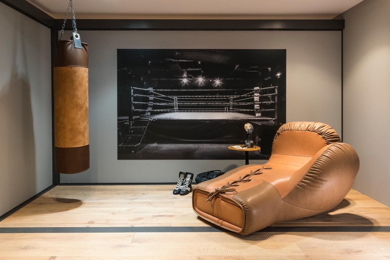 https://a.1stdibscdn.com/ds-2878-italian-pop-boxing-glove-chaise-lounge-right-in-leather-by-de-sede-for-sale-picture-10/f_16392/f_486839421770375819340/ds_2878_1__master.jpg