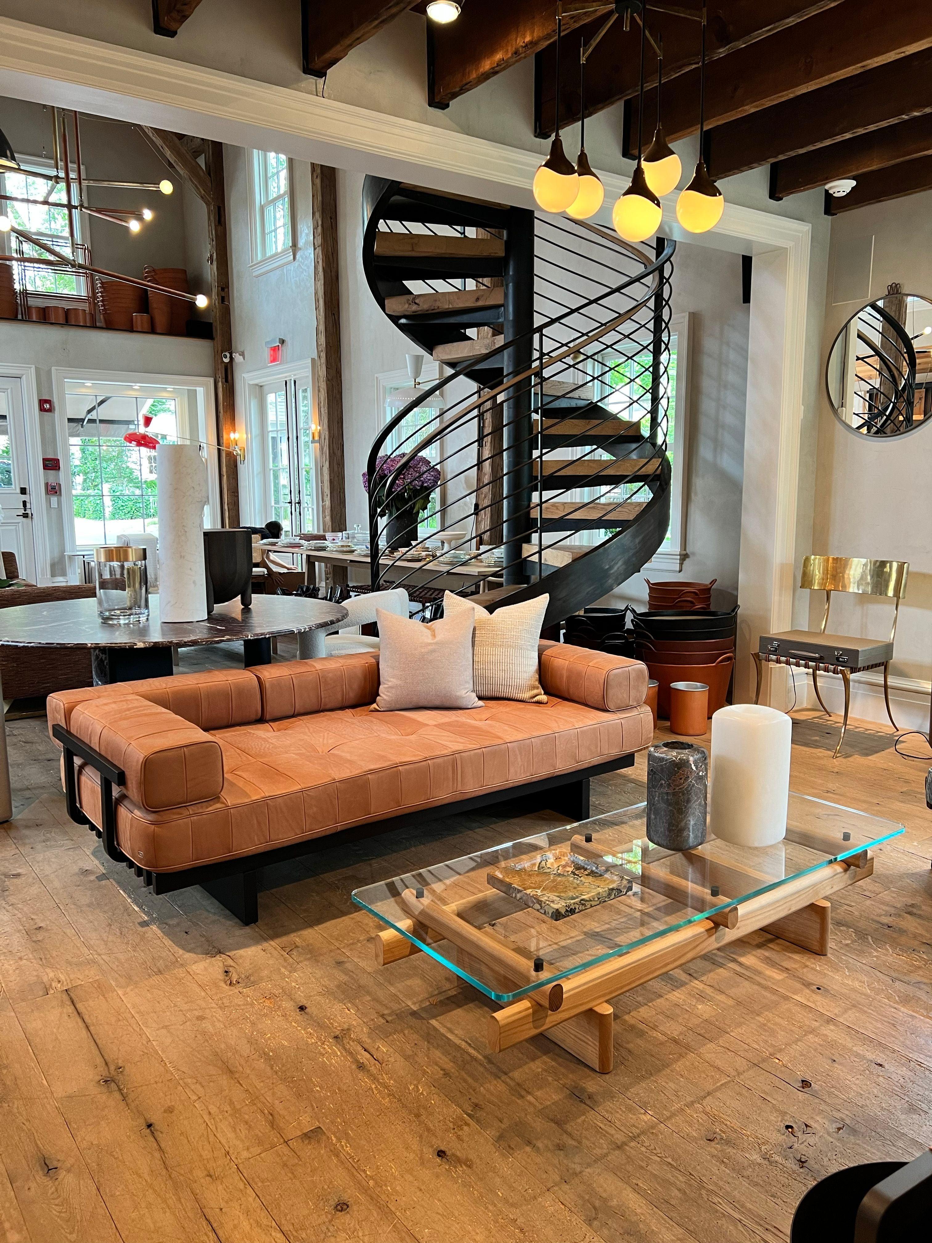 https://a.1stdibscdn.com/ds-80-03-sofa-with-5-cushions-by-de-sede-for-sale-picture-2/f_9409/f_310412721666900269461/ds_8003_sofa_with_5_cushions_by_de_sede_monc_xiii_2_0b15c510_a6b3_4ced_a704_461d3224b0a0_master.jpg