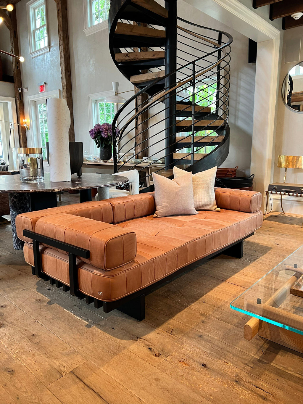 https://a.1stdibscdn.com/ds-80-03-sofa-with-5-cushions-by-de-sede-for-sale-picture-3/f_9409/f_310412721666900287394/ds_8003_sofa_with_5_cushions_by_de_sede_monc_xiii_3_3cadc470_079c_48f5_9d07_7dc70c5b8500_master.jpg