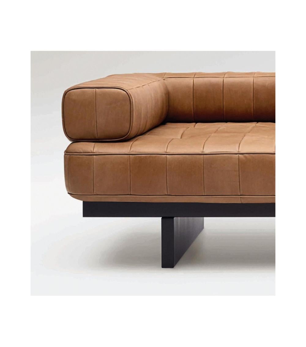 https://a.1stdibscdn.com/de-sede-ds-80-three-seat-sofa-in-naturale-cuoio-leather-for-sale-picture-4/f_16392/f_476872421763997111988/ds_80_03_de_sede_divano_1__master.jpg