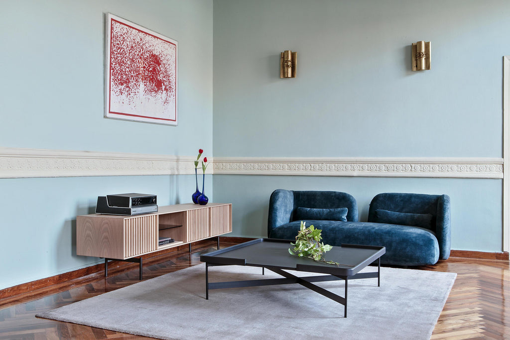 https://a.1stdibscdn.com/hug-sculptural-two-seater-sofa-in-high-resistant-velvet-mondo-design-studio-for-sale-picture-3/f_27693/f_477795221764445907962/e_klipse_b_006_fat_a_021_ka_bera_005_230102_fam_g_arcit18_master.jpg