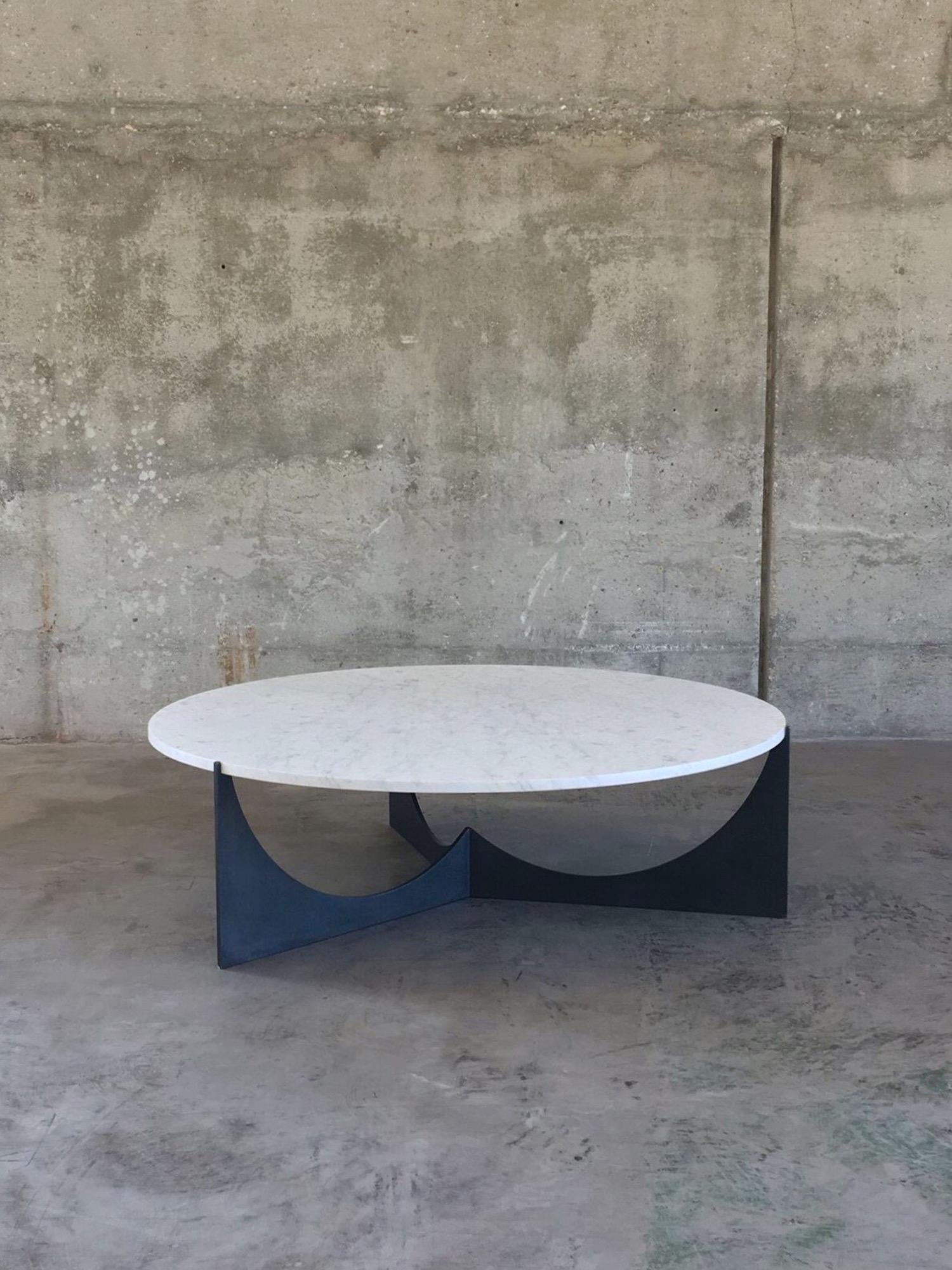 https://a.1stdibscdn.com/eclipse-round-coffee-table-black-stainless-steel-base-and-honed-granite-top-for-sale-picture-10/f_57062/f_238435621754086679740/eclipse_gun_metal_carrara_01_master.jpg
