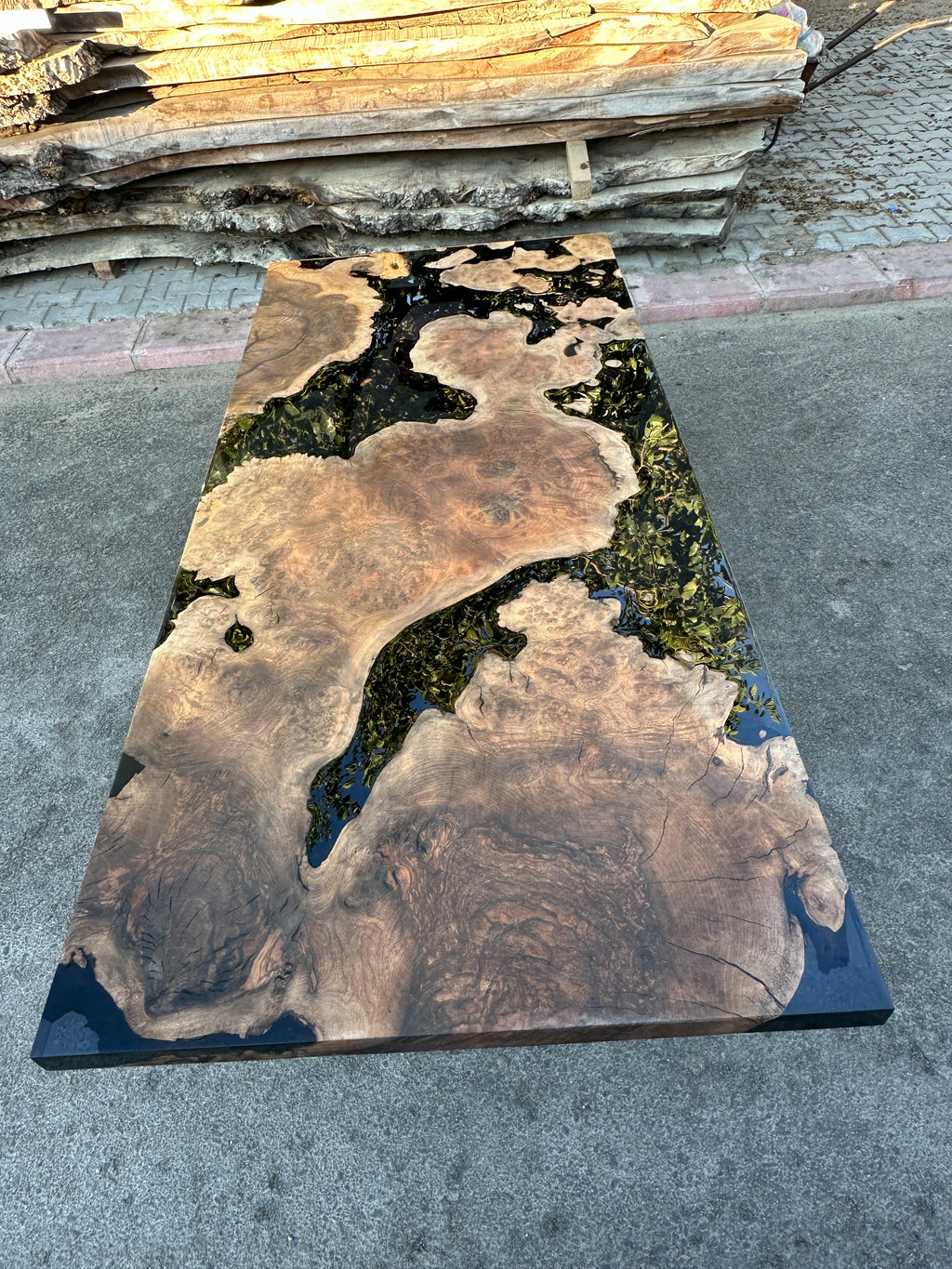 https://a.1stdibscdn.com/oval-dining-table-black-resin-river-root-walnut-wood-table-for-sale-picture-3/f_91932/f_411725421724402438791/epoxy_resin_wood_table_art_handmade_024_master.JPG