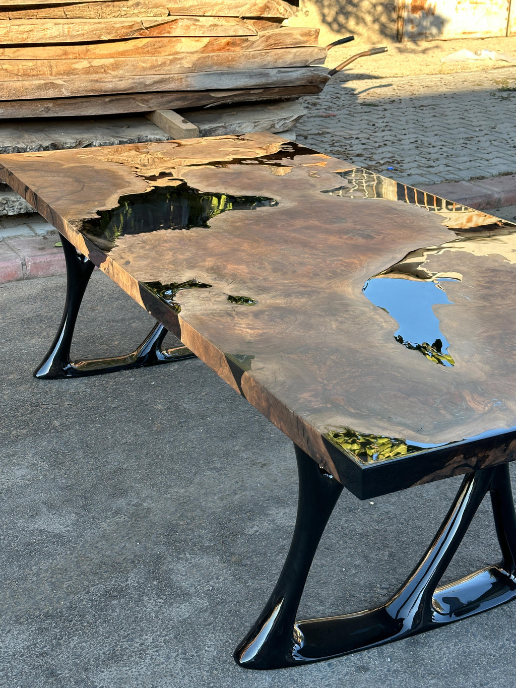 https://a.1stdibscdn.com/oval-dining-table-black-resin-river-root-walnut-wood-table-for-sale-picture-6/f_91932/f_411725421724402441076/epoxy_resin_wood_table_art_handmade_027_master.JPG