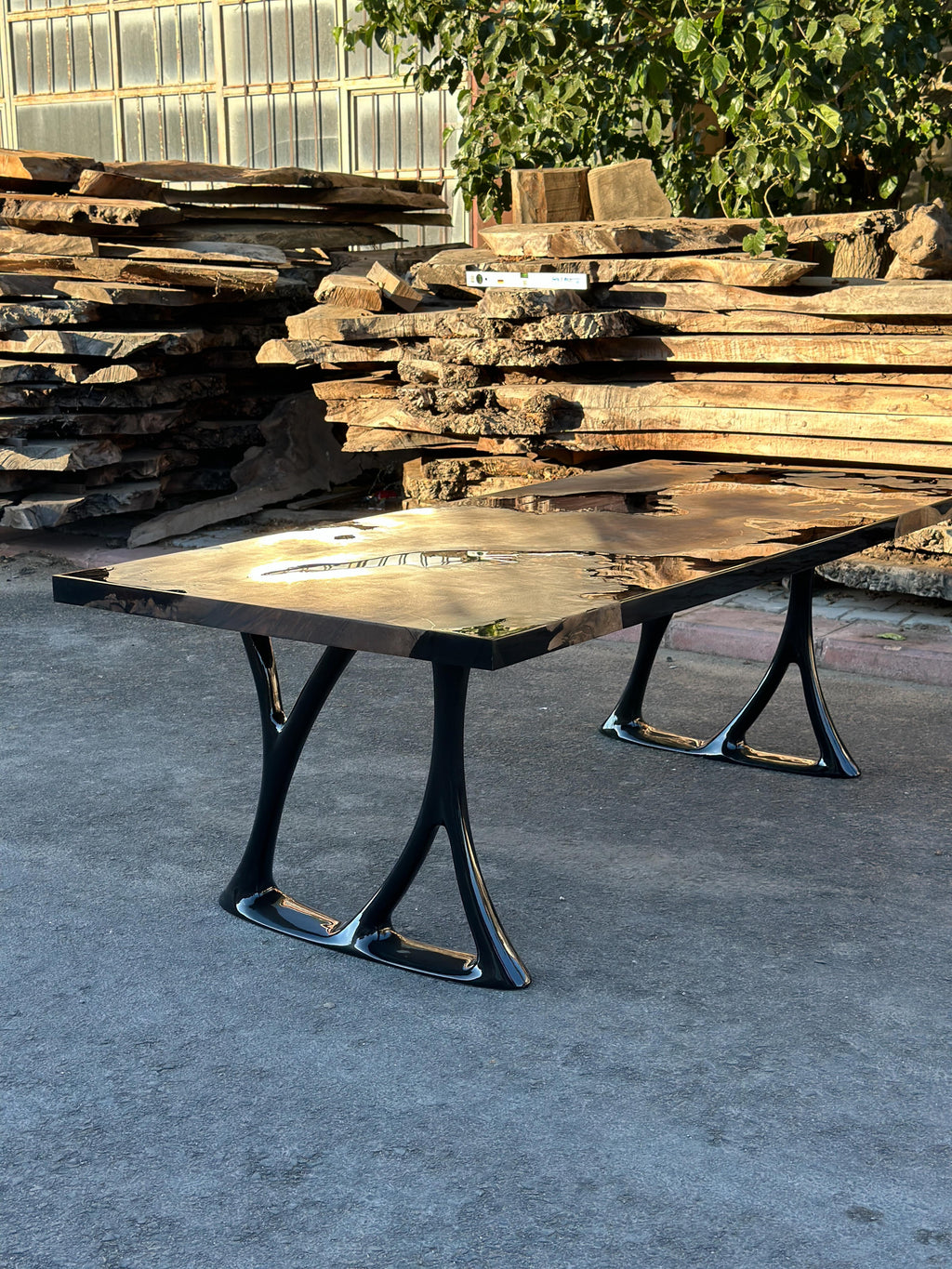 https://a.1stdibscdn.com/oval-dining-table-black-resin-river-root-walnut-wood-table-for-sale-picture-7/f_91932/f_411725421724402442690/epoxy_resin_wood_table_art_handmade_028_master.jpg