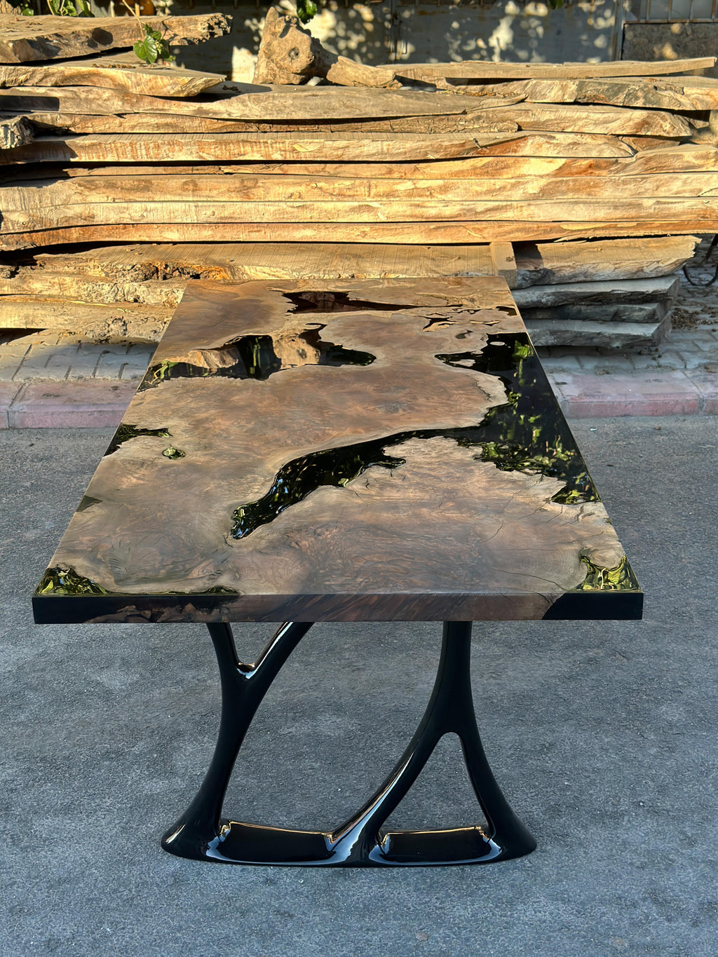 https://a.1stdibscdn.com/oval-dining-table-black-resin-river-root-walnut-wood-table-for-sale-picture-10/f_91932/f_411725421724402459741/epoxy_resin_wood_table_art_handmade_031_master.jpg