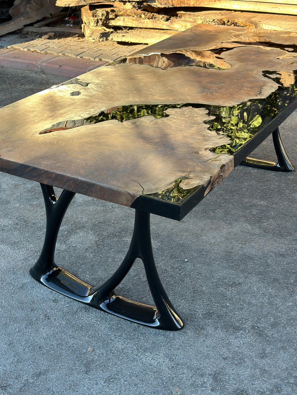 https://a.1stdibscdn.com/oval-dining-table-black-resin-river-root-walnut-wood-table-for-sale-picture-11/f_91932/f_411725421724402461745/epoxy_resin_wood_table_art_handmade_032_master.jpg