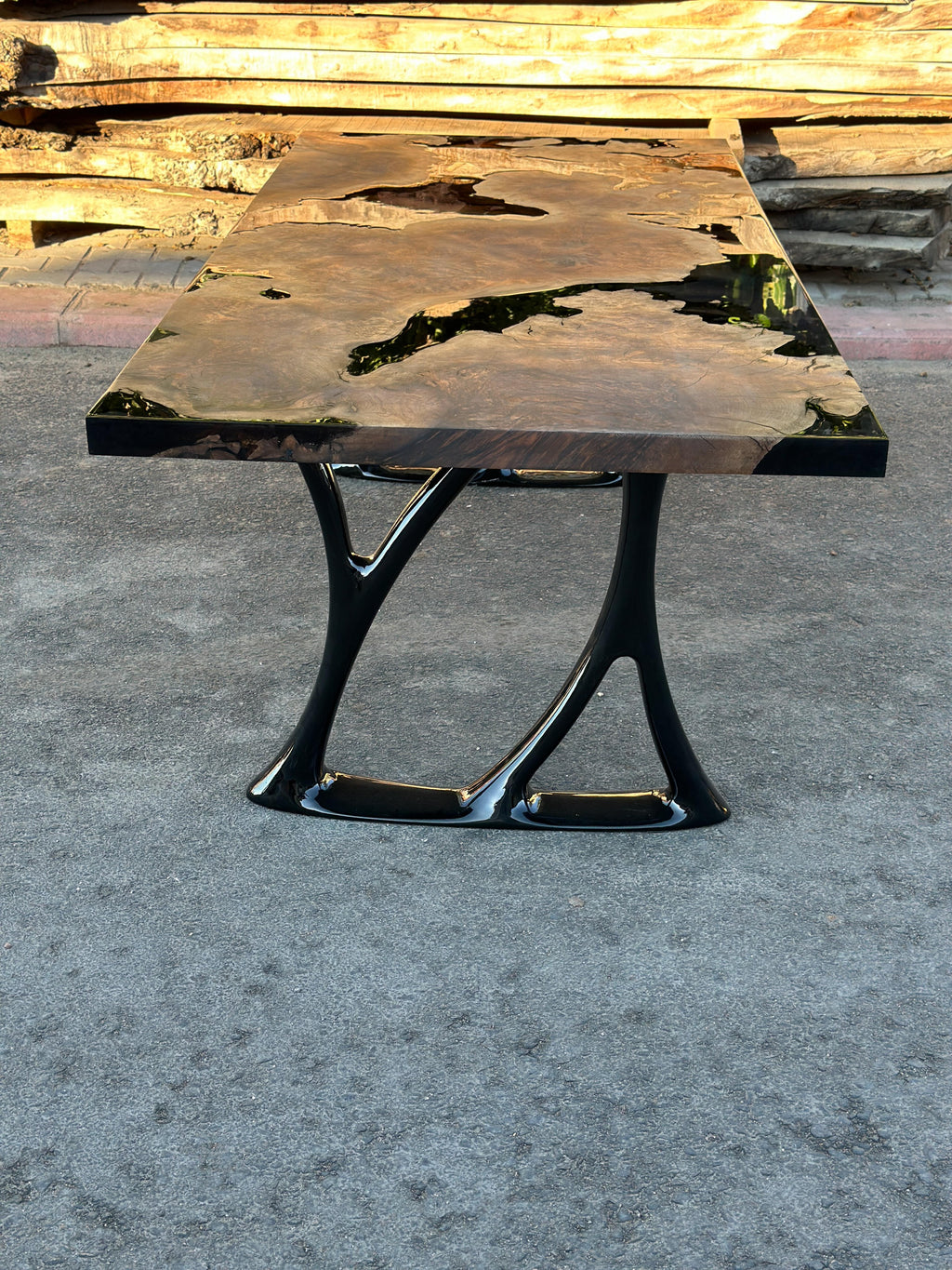 https://a.1stdibscdn.com/oval-dining-table-black-resin-river-root-walnut-wood-table-for-sale-picture-12/f_91932/f_411725421724402462174/epoxy_resin_wood_table_art_handmade_033_master.jpg