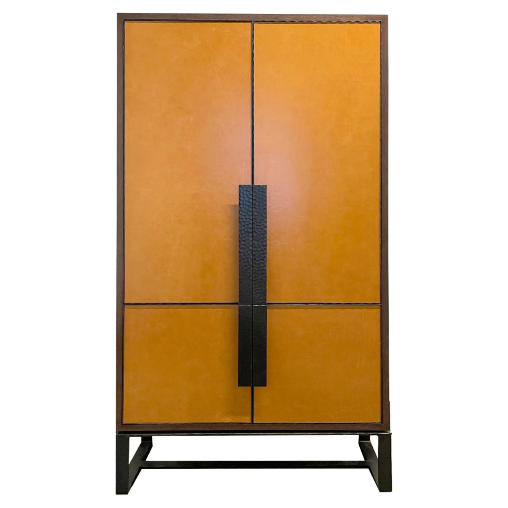 https://a.1stdibscdn.com/custom-chelsea-leather-bar-cabinet-by-ercole-home-for-sale/f_42371/f_263222521638207361887/f_26322252_1638207362832_bg_processed.jpg