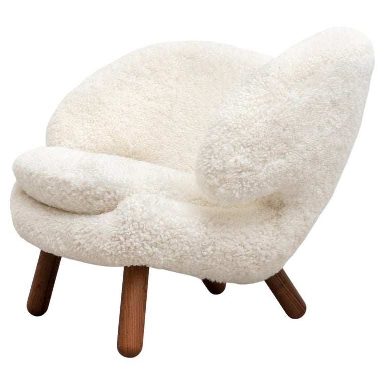 https://a.1stdibscdn.com/finn-juhl-pelican-chair-upholstered-in-gotland-sheepskin-for-sale/f_14272/f_454067021749621642318/f_26577712_1639735675330_bg_processed.jpg?width=768