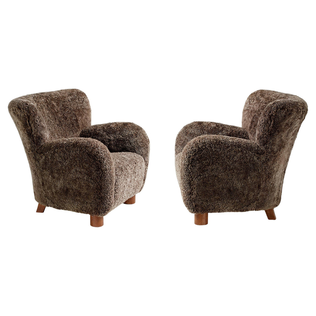 https://a.1stdibscdn.com/pair-of-custom-made-sheepskin-lounge-chairs-for-sale/f_67442/f_289369121654183367007/f_28936912_1654183367842_bg_processed.jpg