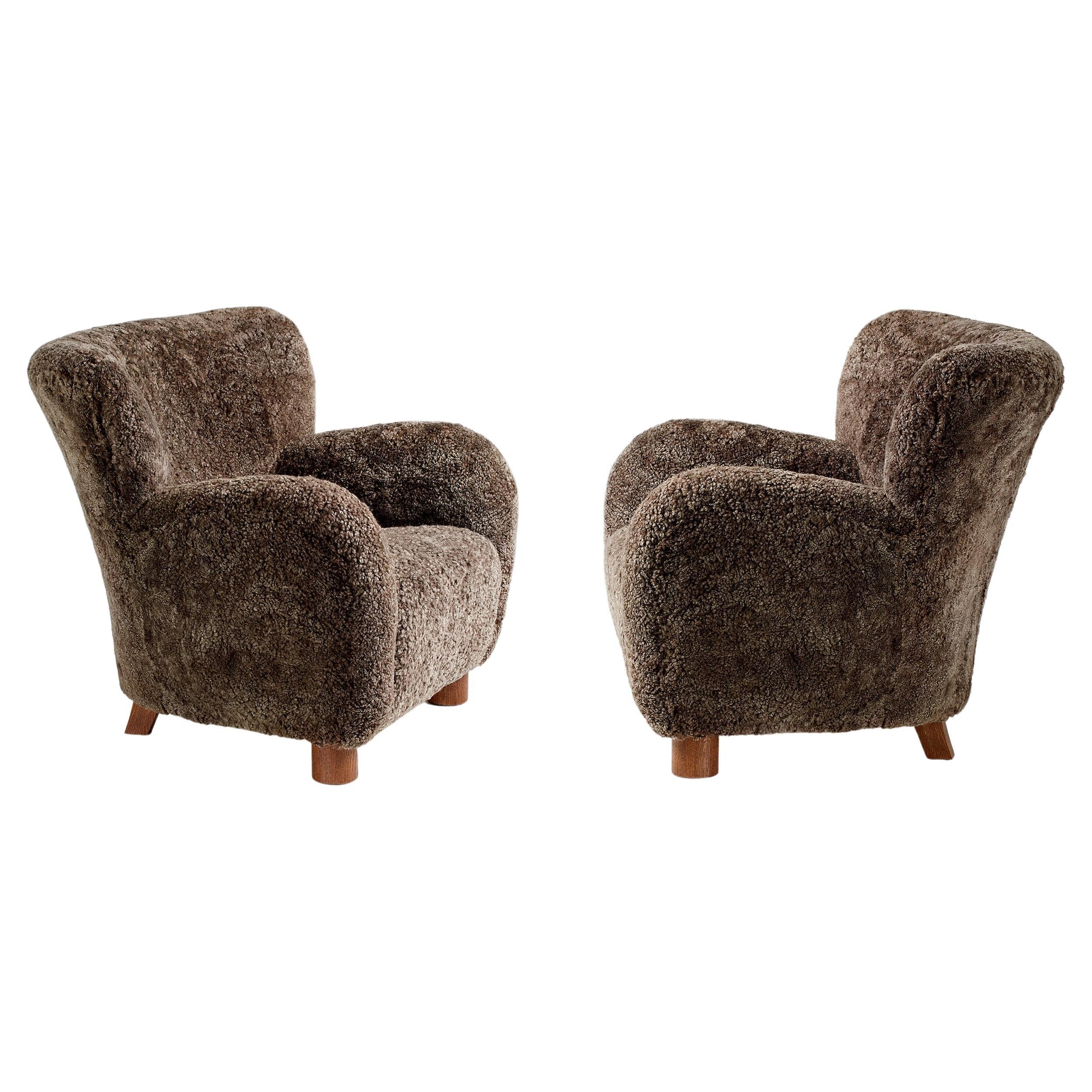 https://a.1stdibscdn.com/pair-of-custom-made-sheepskin-lounge-chairs-for-sale/f_67442/f_289369121654183367007/f_28936912_1654183367842_bg_processed.jpg