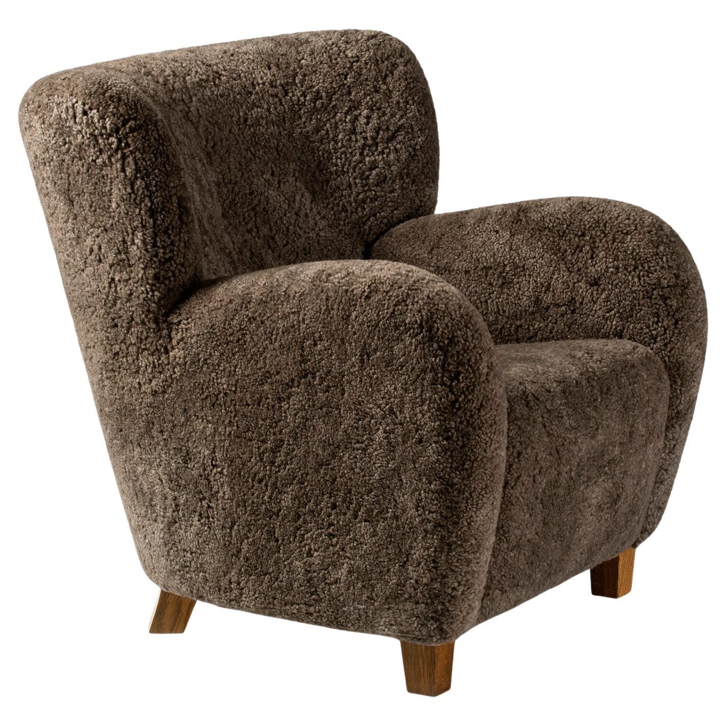 https://a.1stdibscdn.com/custom-made-sheepskin-karu-lounge-chair-for-sale/f_67442/f_289369721738077753044/f_28936972_1738077753562_bg_processed.jpg