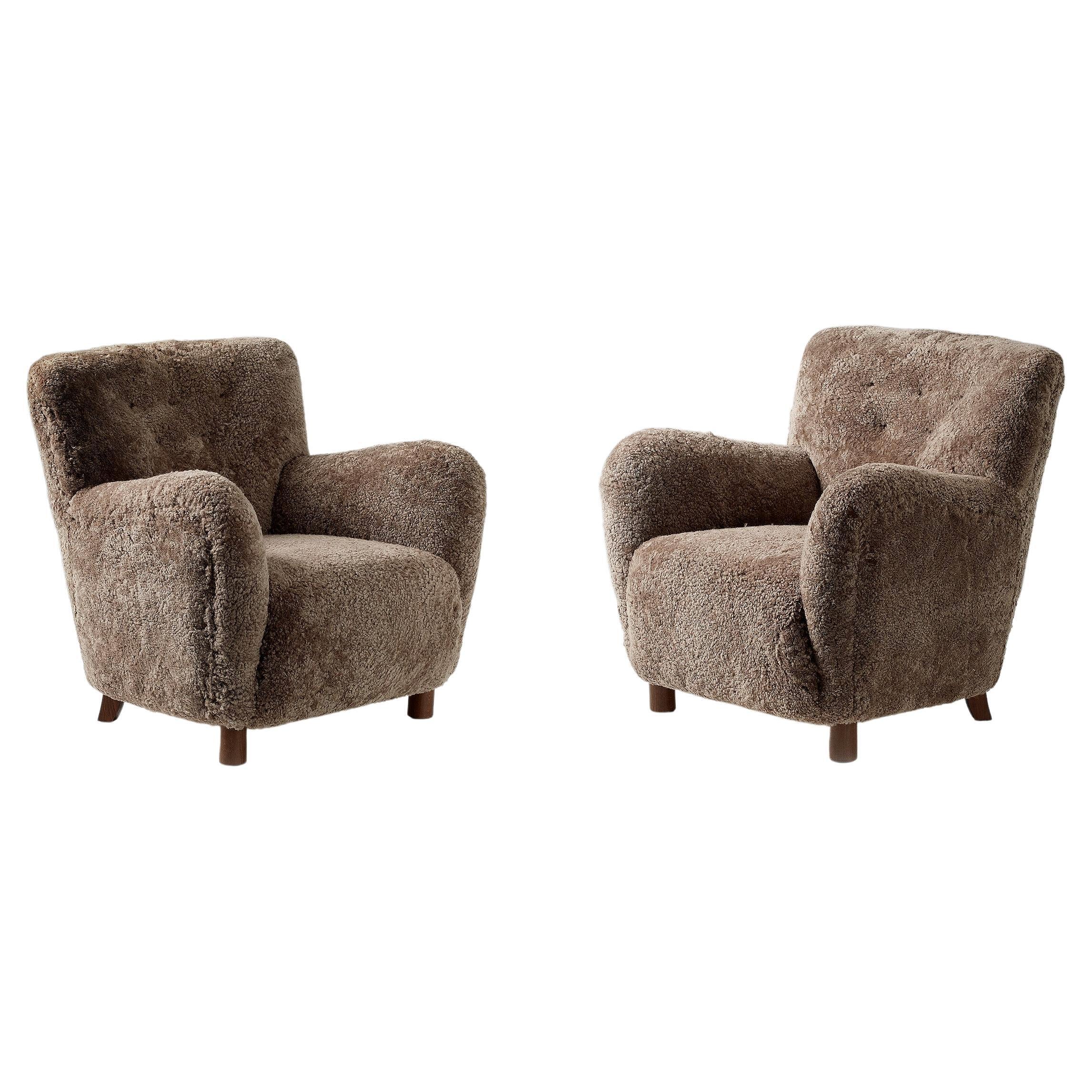 https://a.1stdibscdn.com/pair-of-custom-made-model-54-sheepskin-lounge-chairs-for-sale/f_67442/f_289401021654194645950/f_28940102_1654194646640_bg_processed.jpg