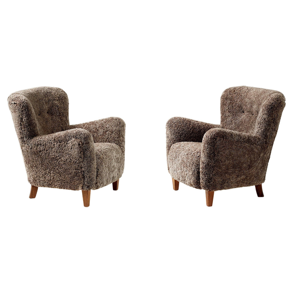 https://a.1stdibscdn.com/pair-of-custom-made-ryo-sheepskin-lounge-chairs-for-sale/f_67442/f_289515121654264671207/f_28951512_1654264671823_bg_processed.jpg