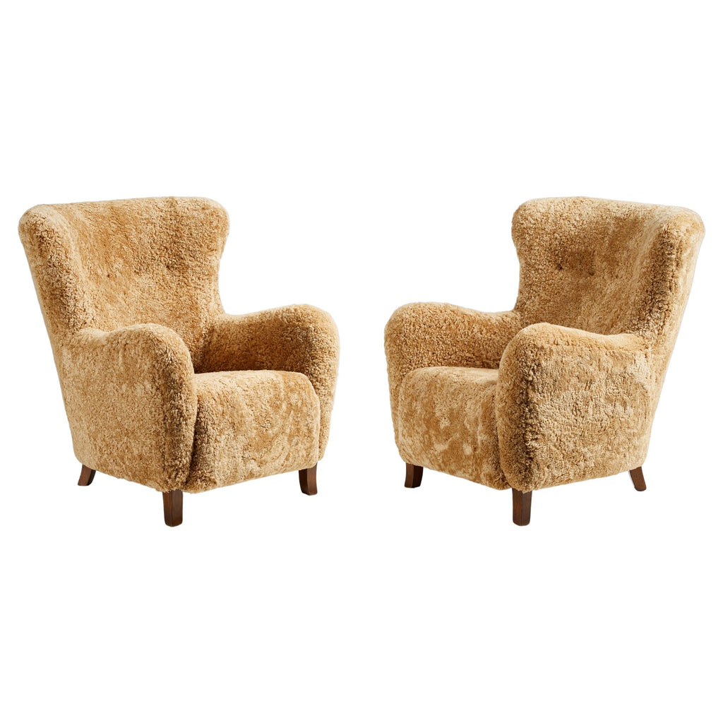 https://a.1stdibscdn.com/pair-of-custom-made-sheepskin-wing-chairs-for-sale/f_67442/f_289525721654267811832/f_28952572_1654267812873_bg_processed.jpg