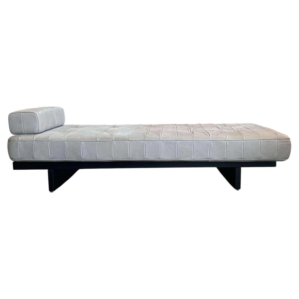 https://a.1stdibscdn.com/ds-80-91-daybed-with-1-side-cushion-with-beech-frame-for-sale/f_9409/f_291135821655230980156/f_29113582_1655230980412_bg_processed.jpg